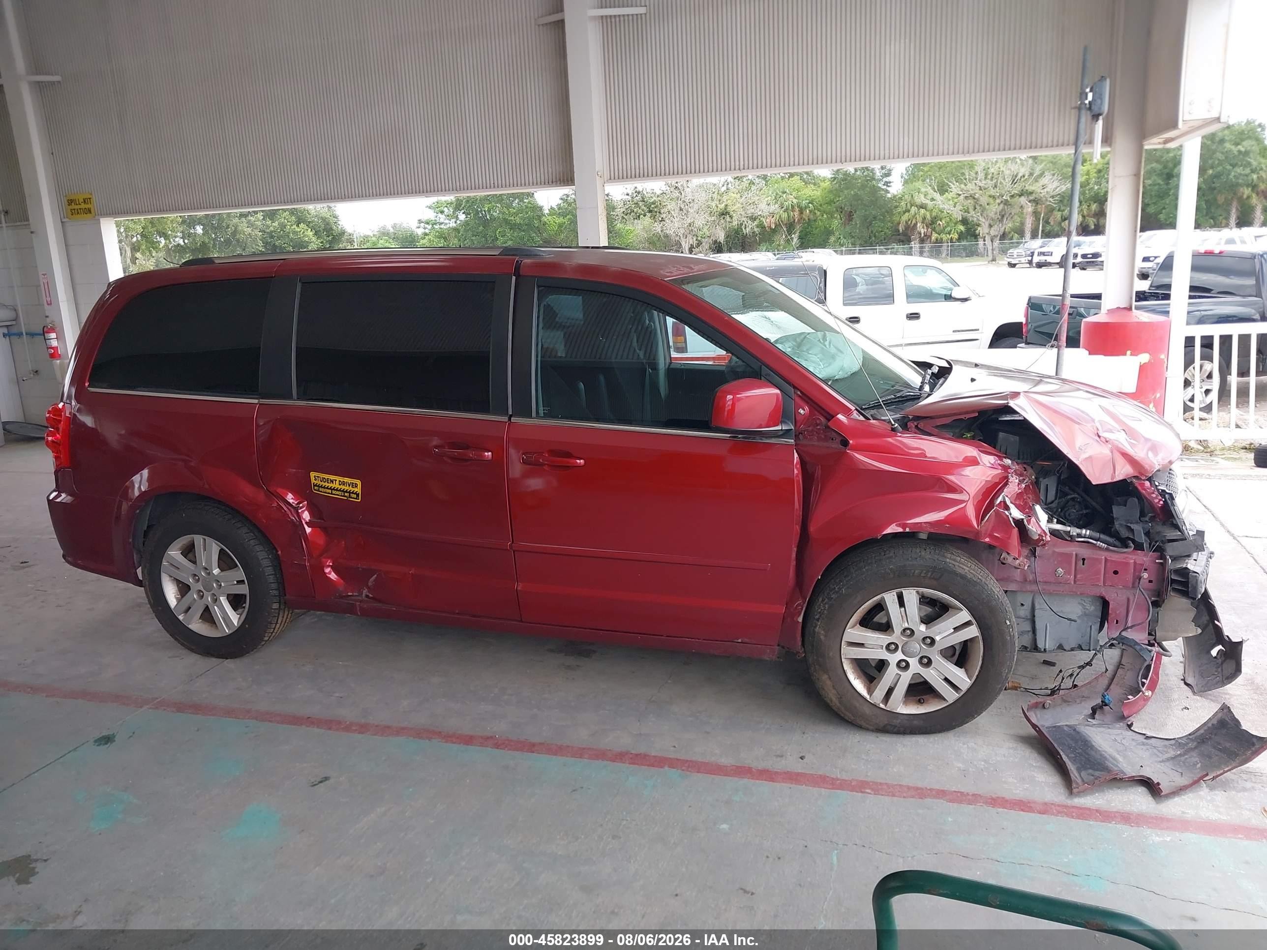 2011 Dodge Grand Caravan Crew Red vin: 2D4RN5DG1BR663179