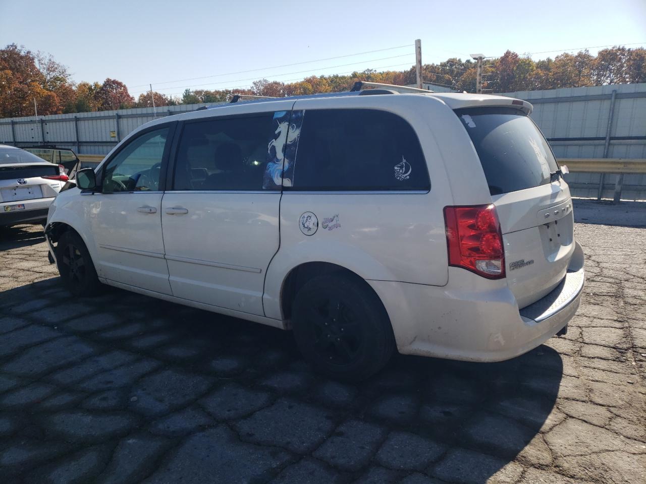 2011 Dodge Grand Caravan Crew White vin: 2D4RN5DG1BR751360