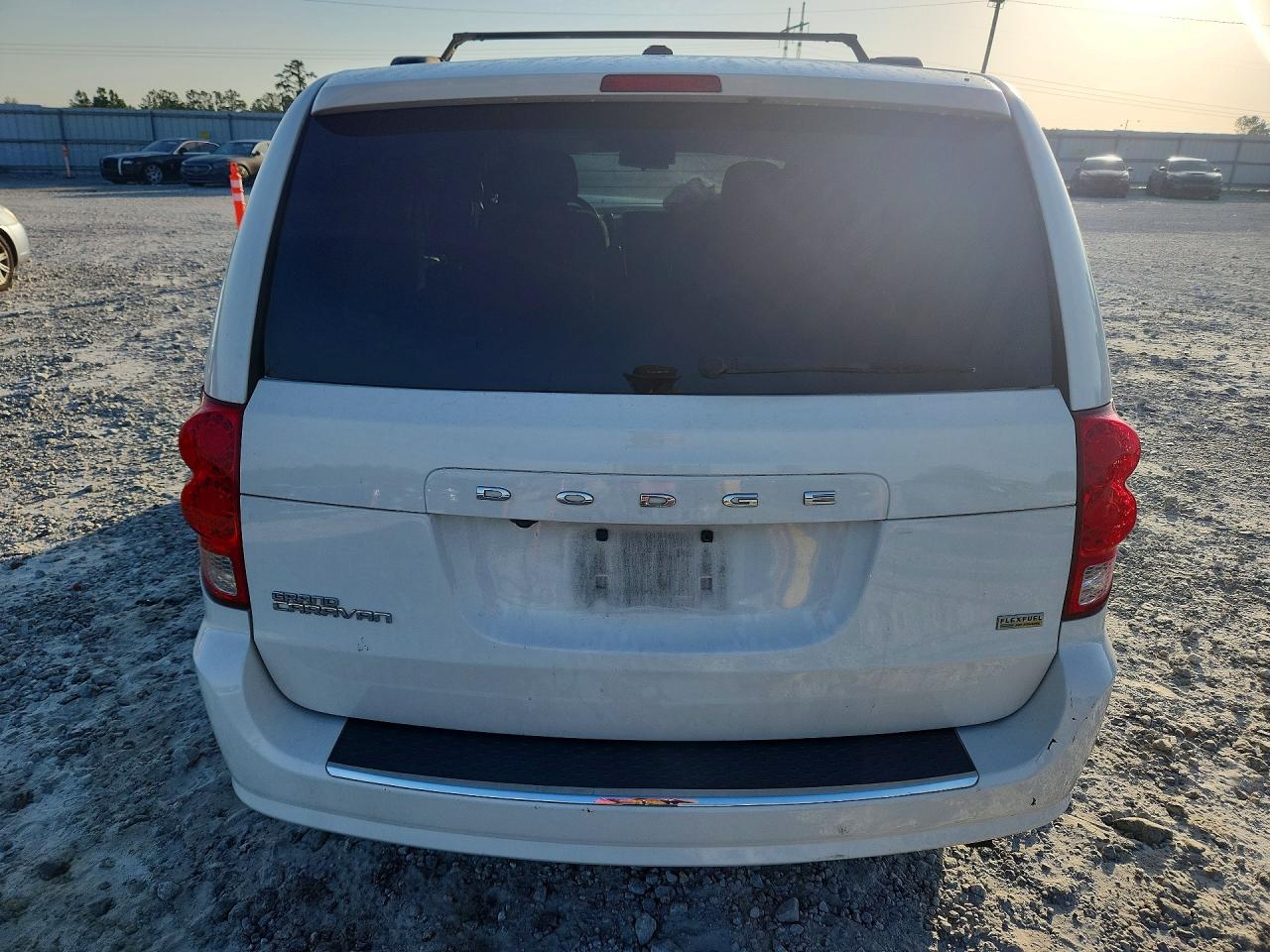 2011 Dodge Grand Caravan Crew White vin: 2D4RN5DG3BR693588