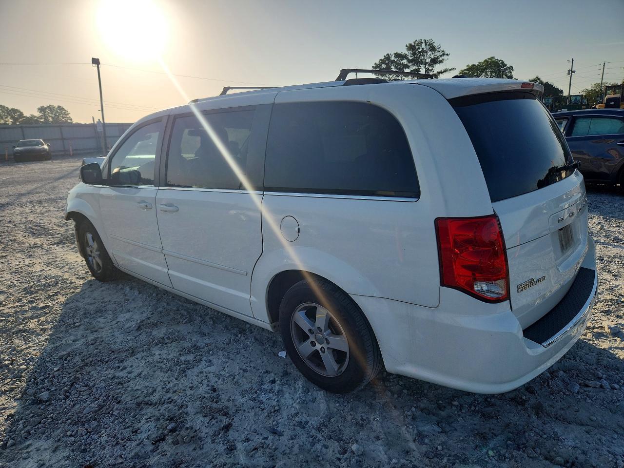 2011 Dodge Grand Caravan Crew White vin: 2D4RN5DG3BR693588