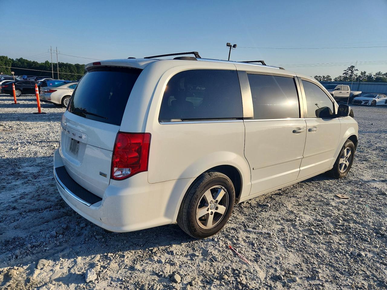 2011 Dodge Grand Caravan Crew White vin: 2D4RN5DG3BR693588