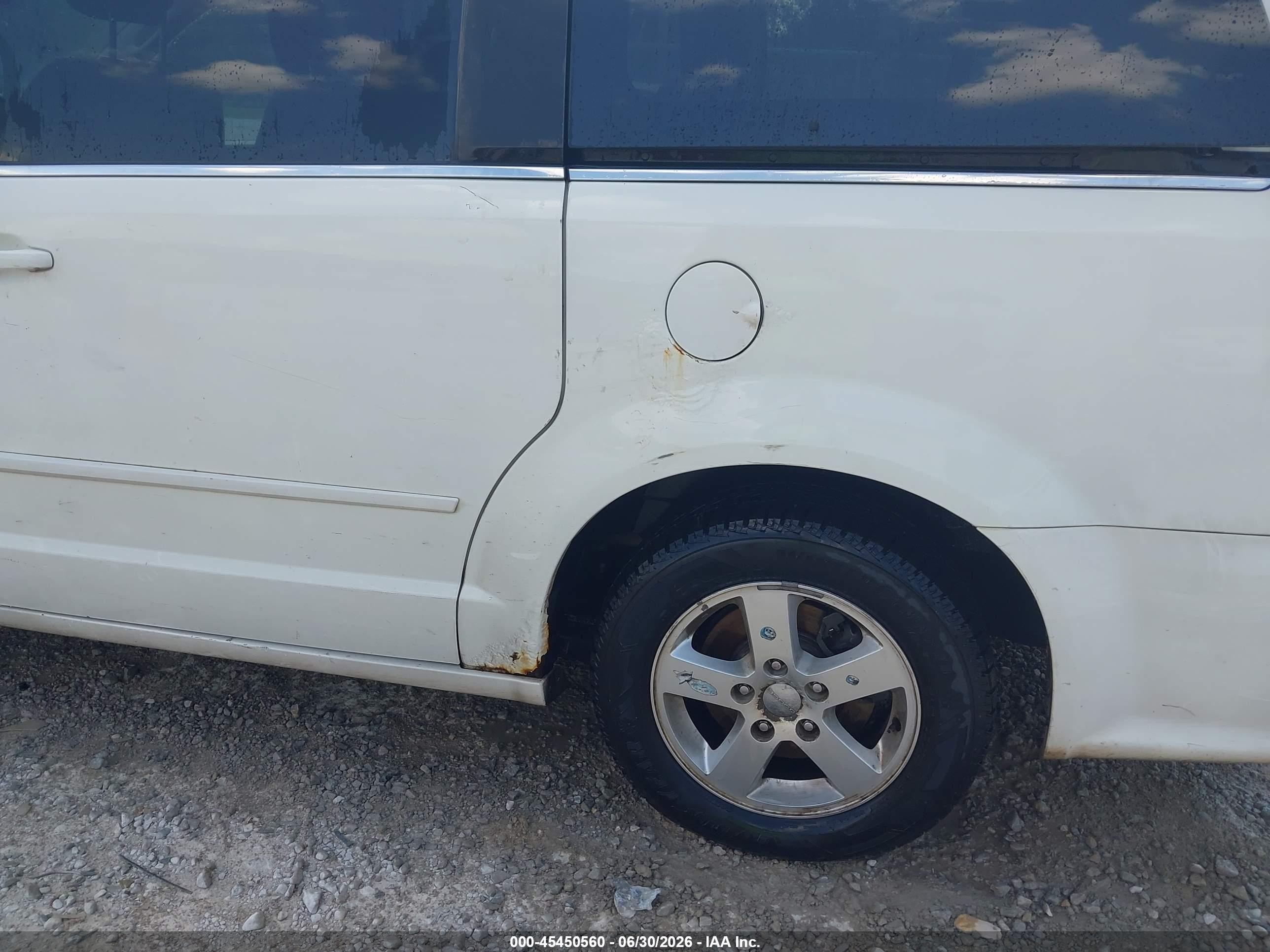 2011 Dodge Grand Caravan Crew White vin: 2D4RN5DG4BR661605