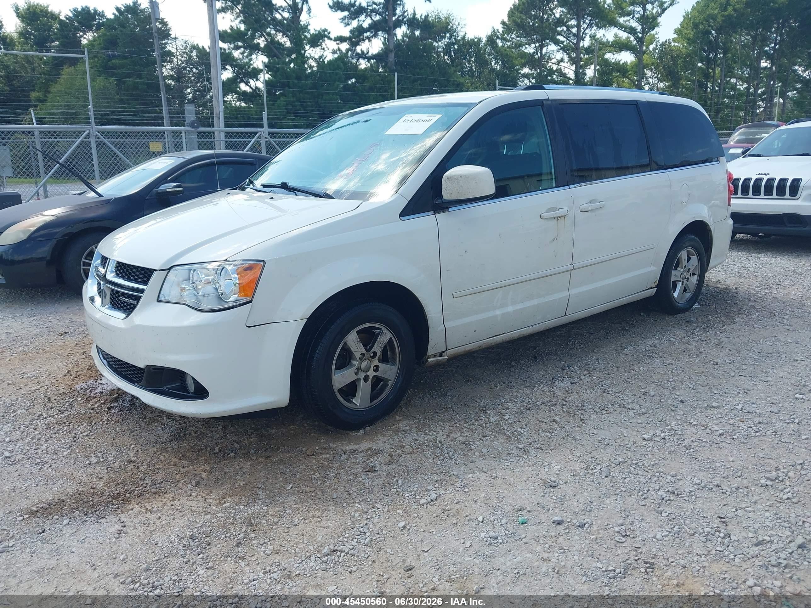 2011 Dodge Grand Caravan Crew White vin: 2D4RN5DG4BR661605