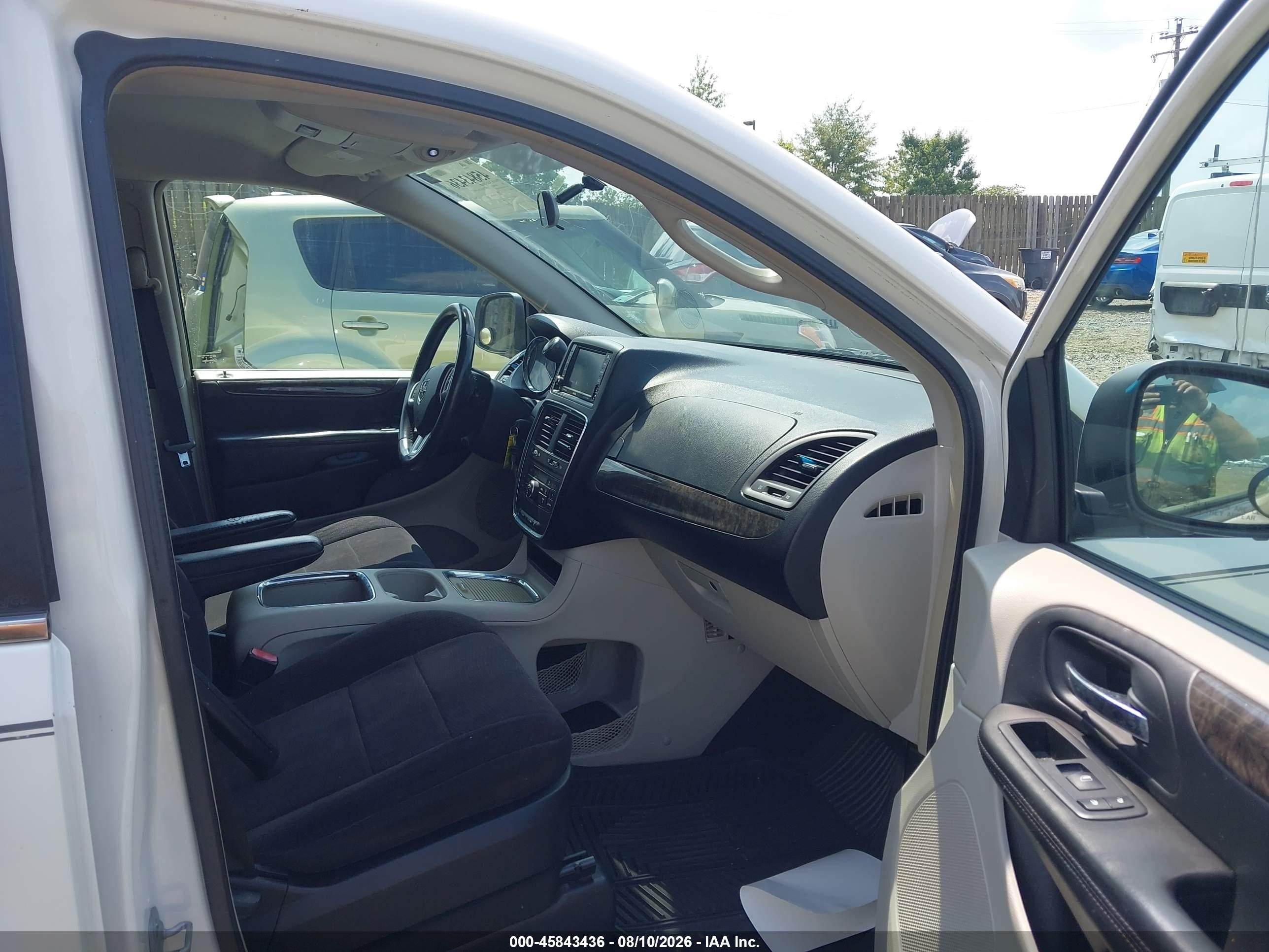 2011 Dodge Grand Caravan Crew White vin: 2D4RN5DG5BR618908