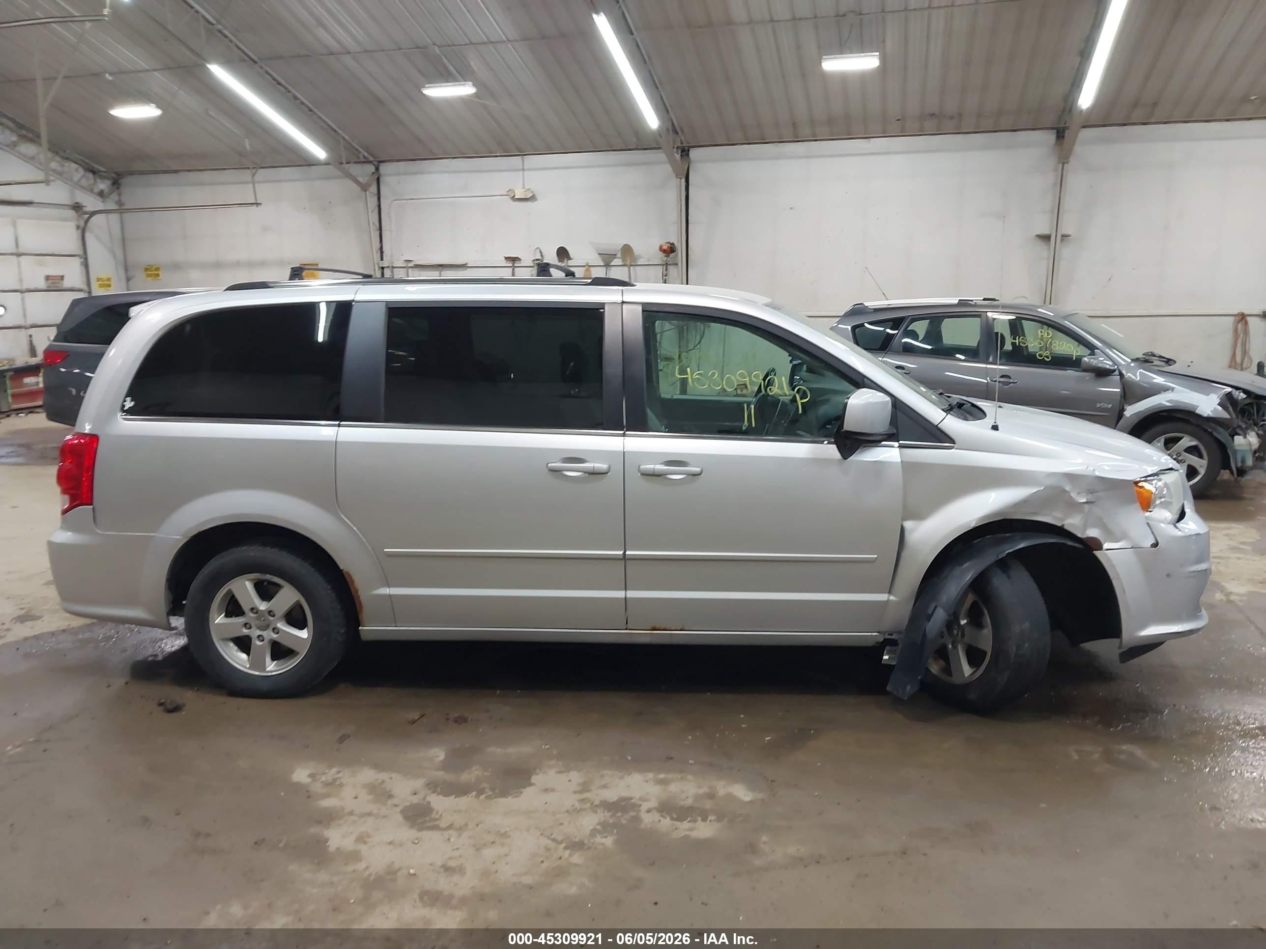 2011 Dodge Grand Caravan Crew Silver vin: 2D4RN5DG5BR718958