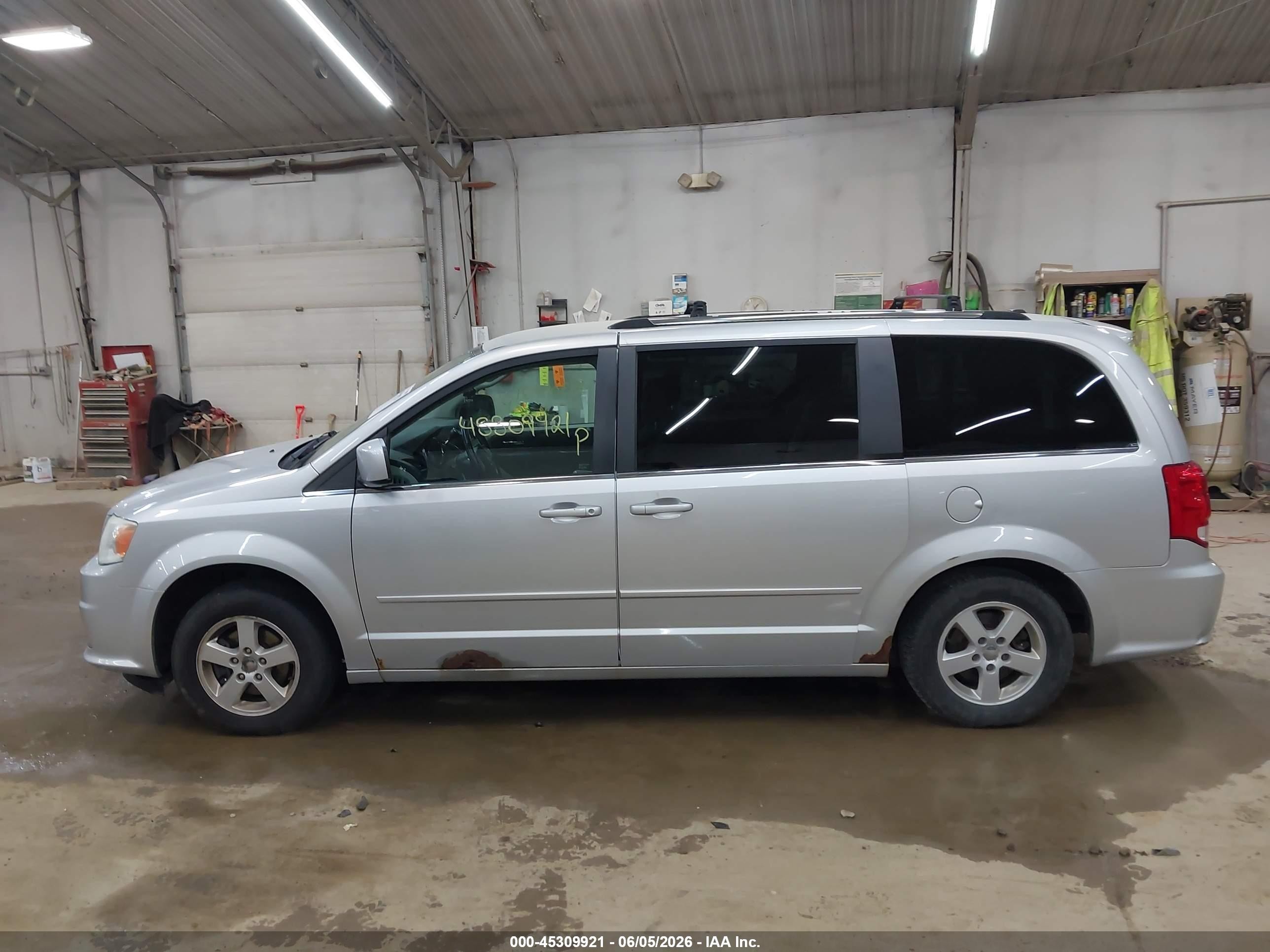 2011 Dodge Grand Caravan Crew Silver vin: 2D4RN5DG5BR718958
