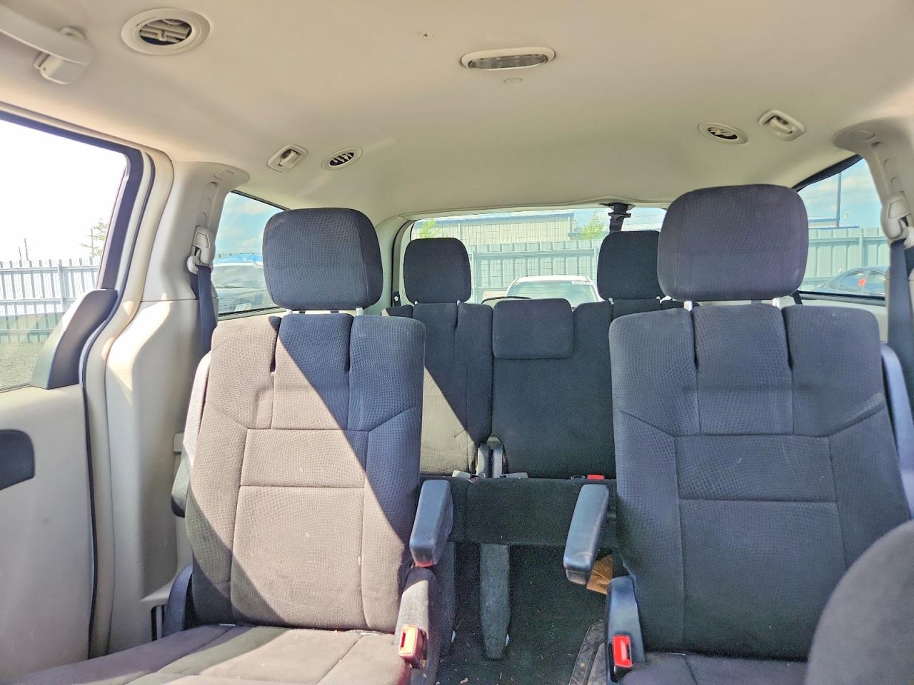 2011 Dodge Grand Caravan Crew White vin: 2D4RN5DG5BR744413