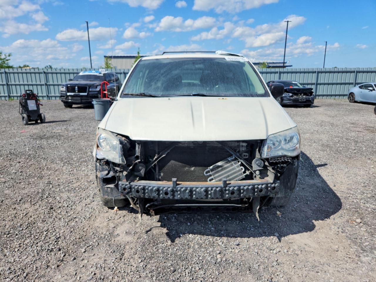 2011 Dodge Grand Caravan Crew White vin: 2D4RN5DG5BR744413