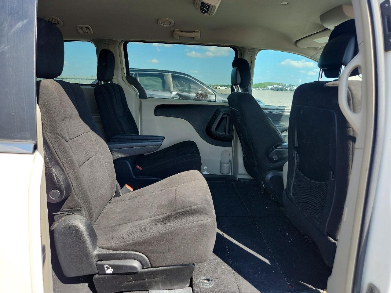 2011 Dodge Grand Caravan Crew White vin: 2D4RN5DG5BR744413