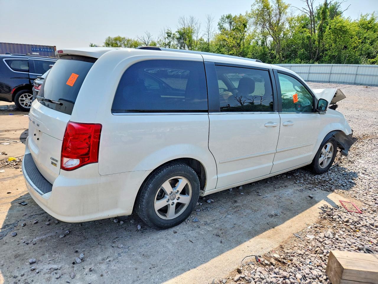 2011 Dodge Grand Caravan Crew White vin: 2D4RN5DG6BR643896