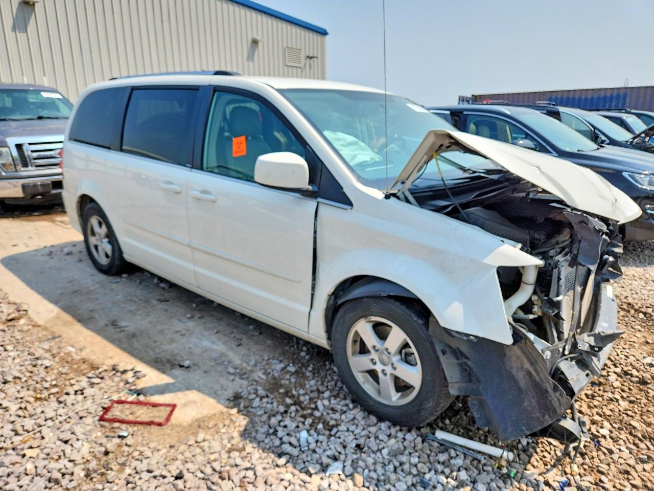 2011 Dodge Grand Caravan Crew White vin: 2D4RN5DG6BR643896