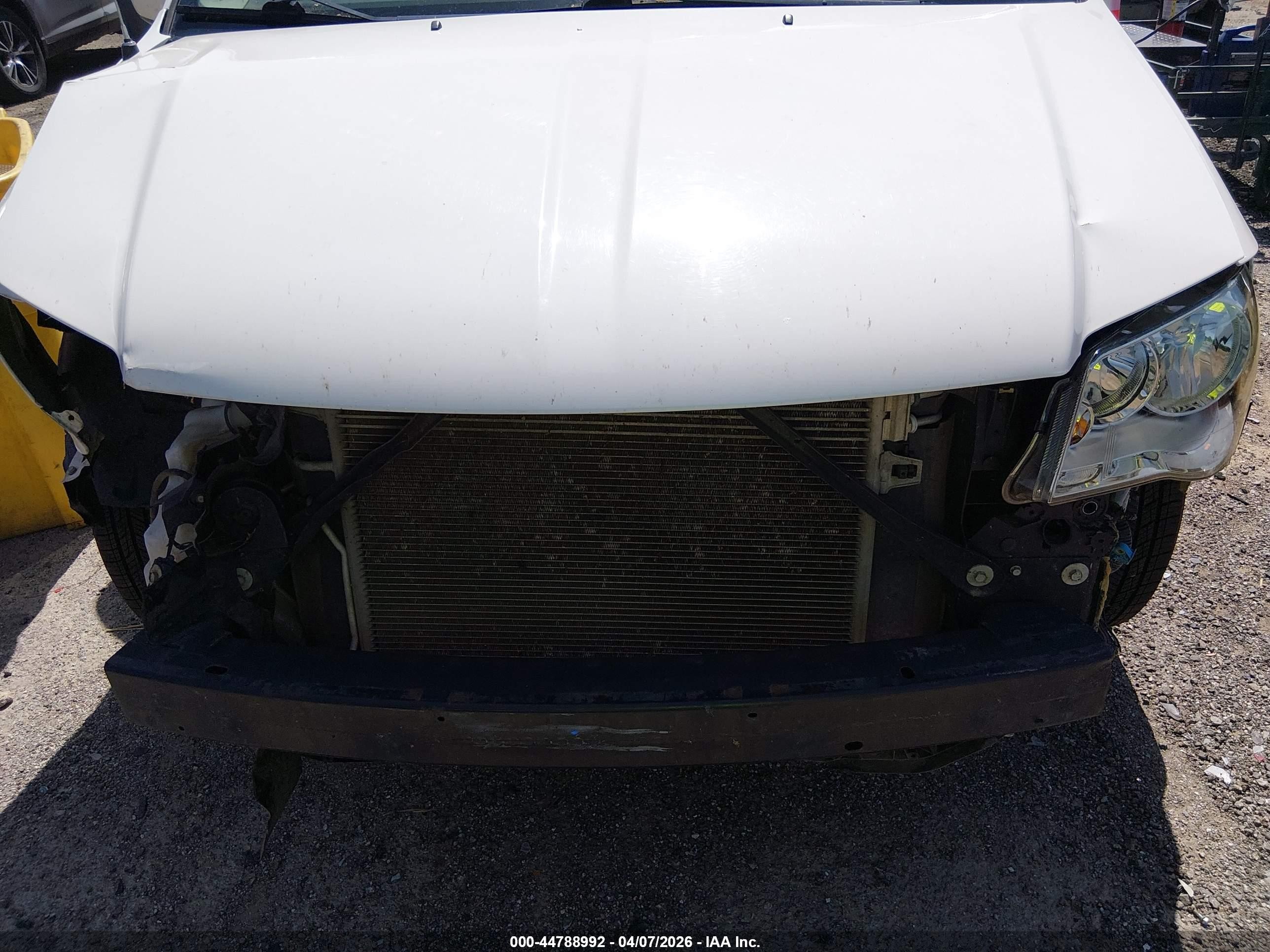2011 Dodge Grand Caravan Crew White vin: 2D4RN5DG6BR656986