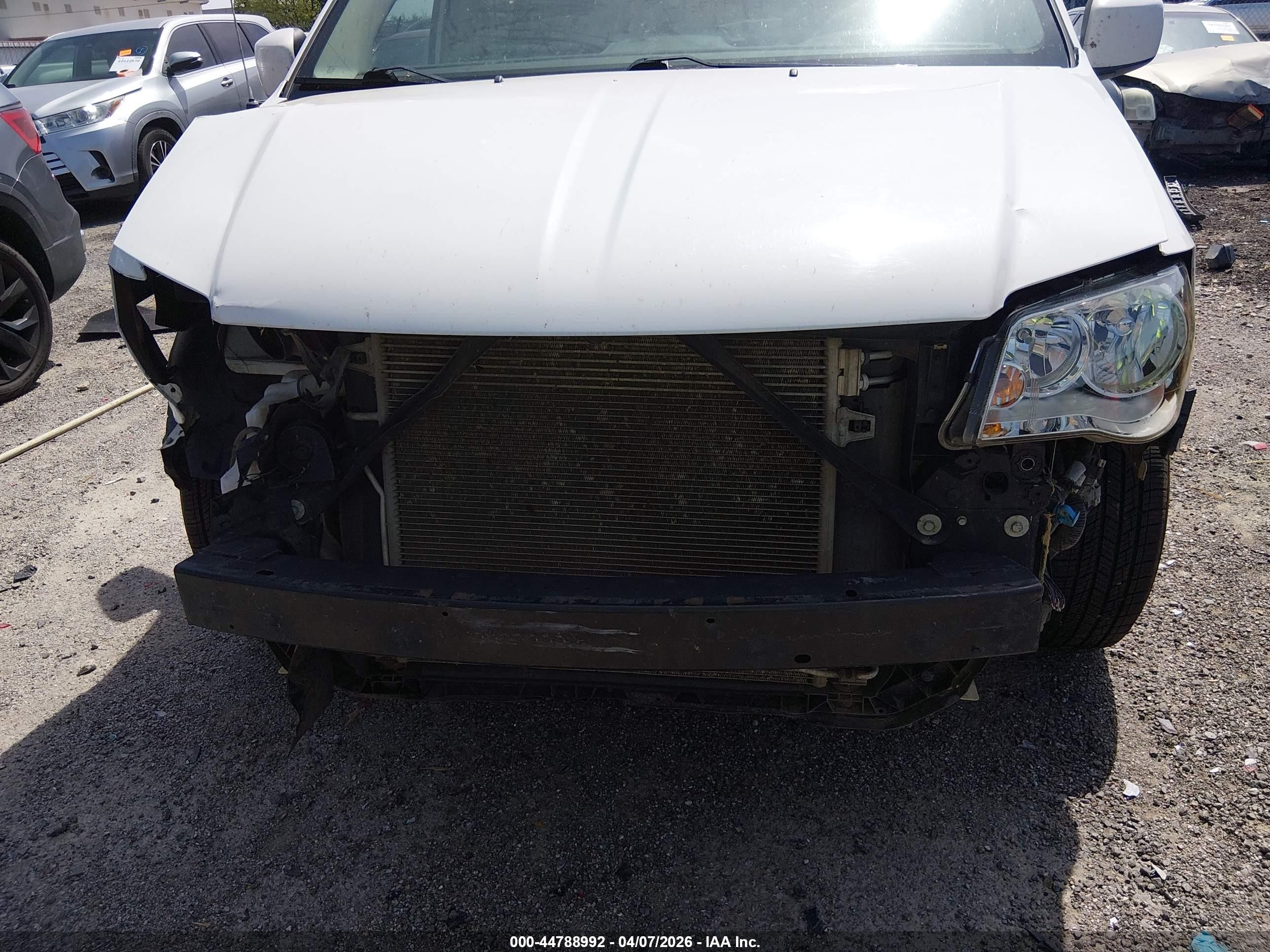 2011 Dodge Grand Caravan Crew White vin: 2D4RN5DG6BR656986