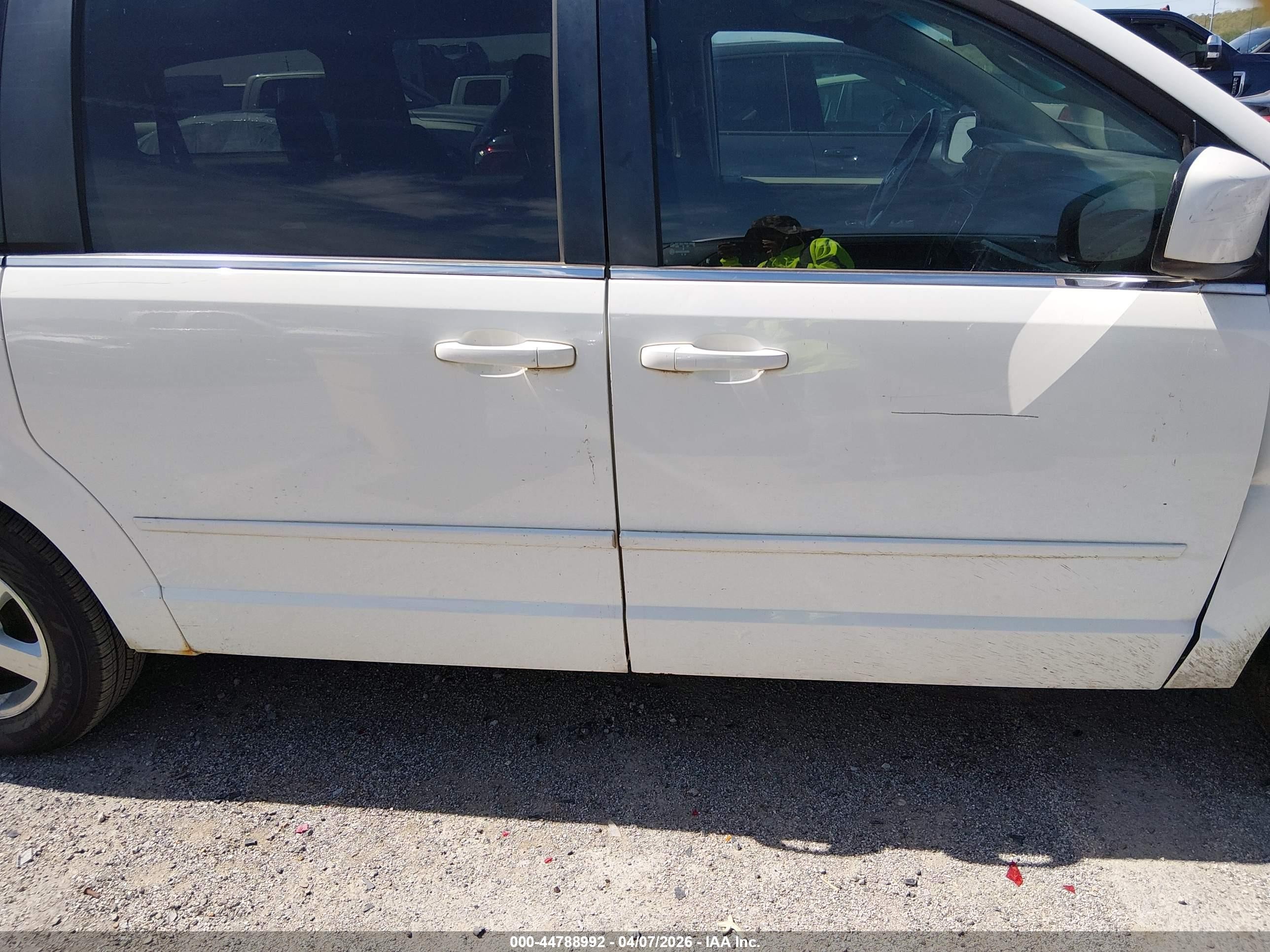 2011 Dodge Grand Caravan Crew White vin: 2D4RN5DG6BR656986