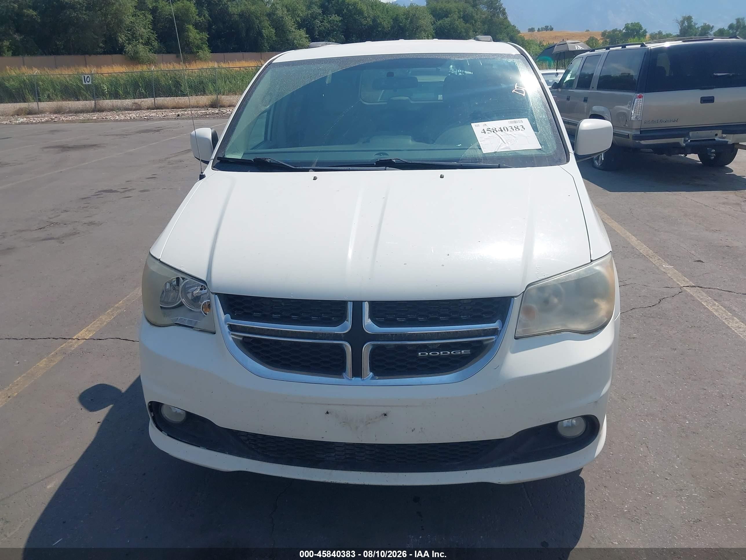 2011 Dodge Grand Caravan Crew White vin: 2D4RN5DG8BR680450