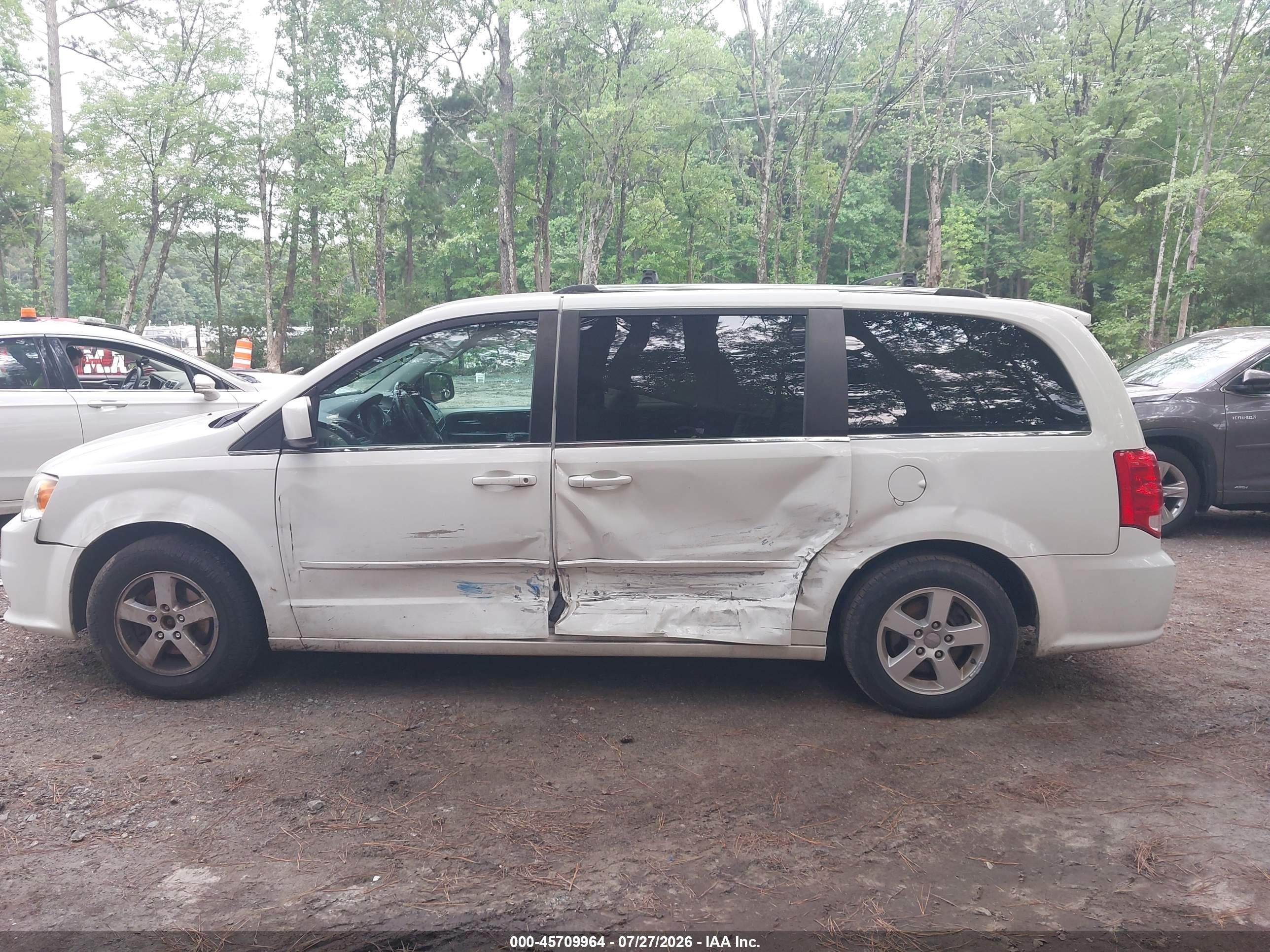 2011 Dodge Grand Caravan Crew White vin: 2D4RN5DG9BR718879