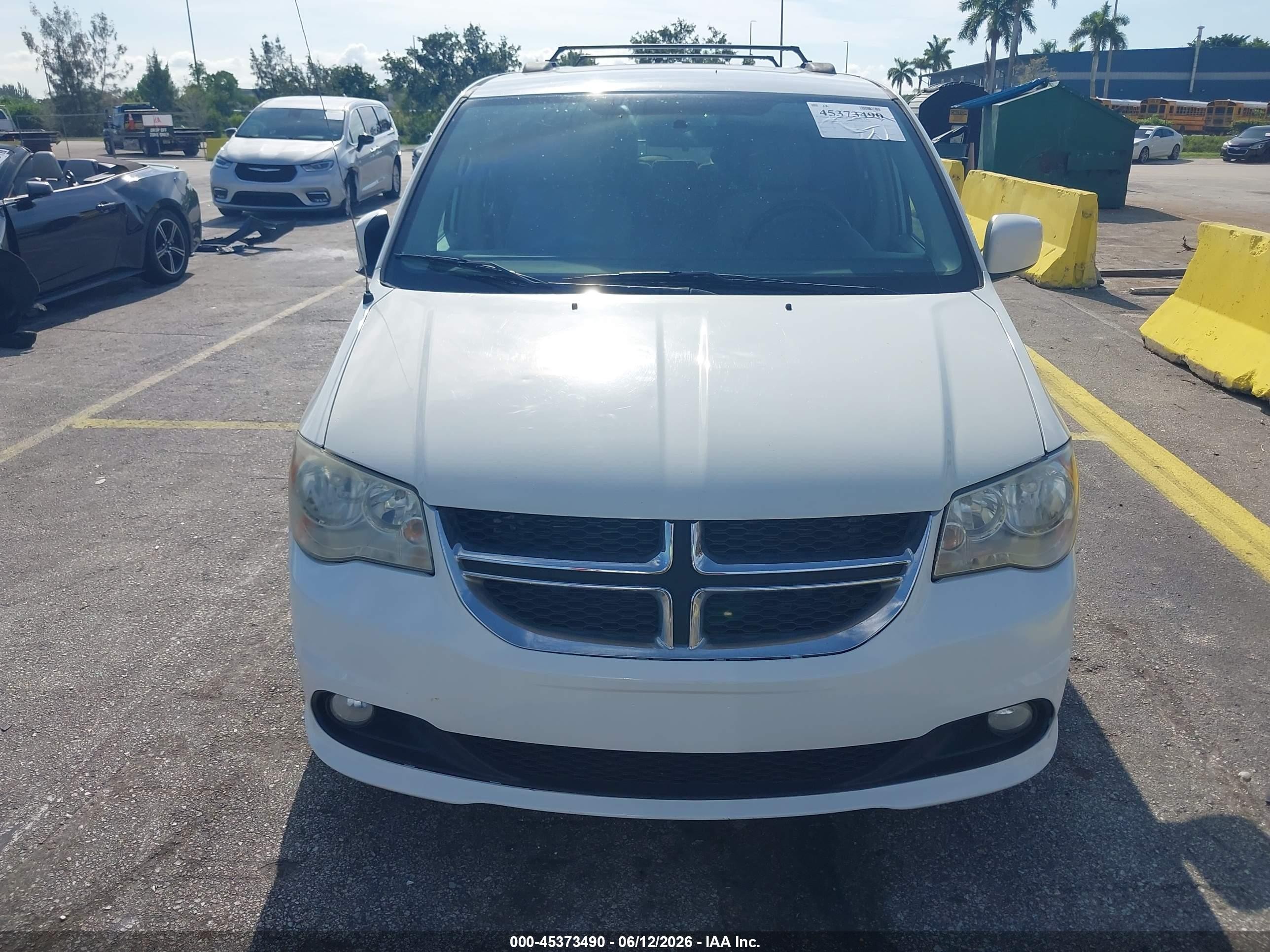 2011 Dodge Grand Caravan Crew White vin: 2D4RN5DGXBR678487
