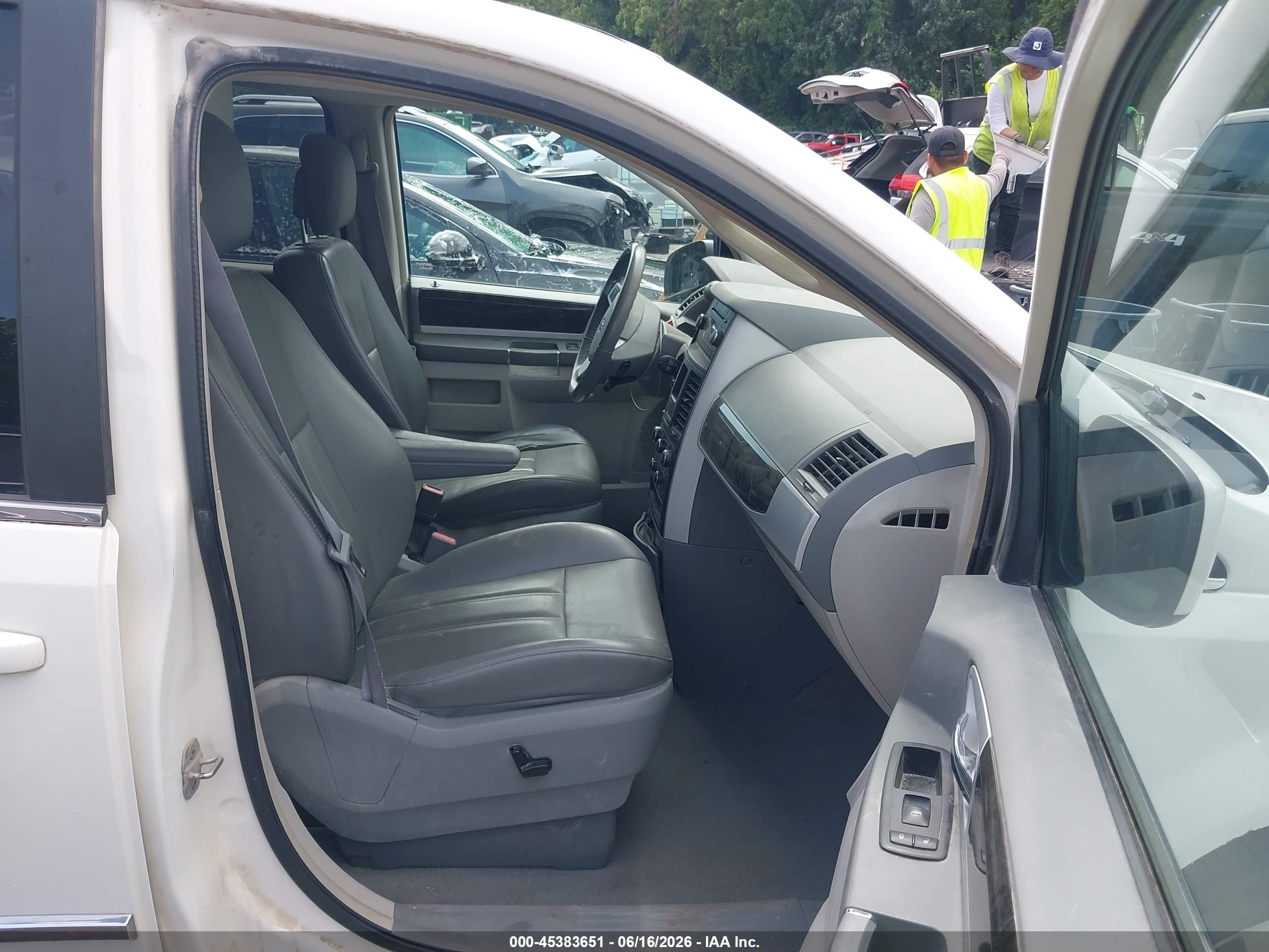 2010 Dodge Grand Caravan Sxt White vin: 2D4RN5DX3AR290225