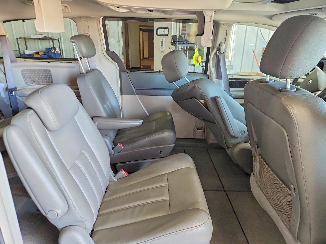 2010 Dodge Grand Caravan Sxt White vin: 2D4RN5DX4AR147834