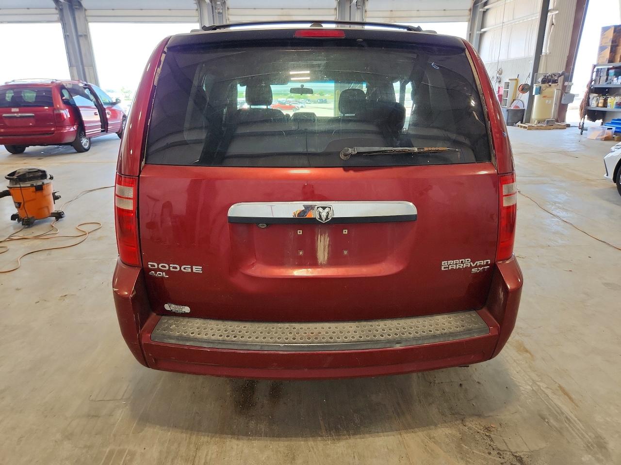 2010 Dodge Grand Caravan Crew Maroon vin: 2D4RN6DX0AR440068