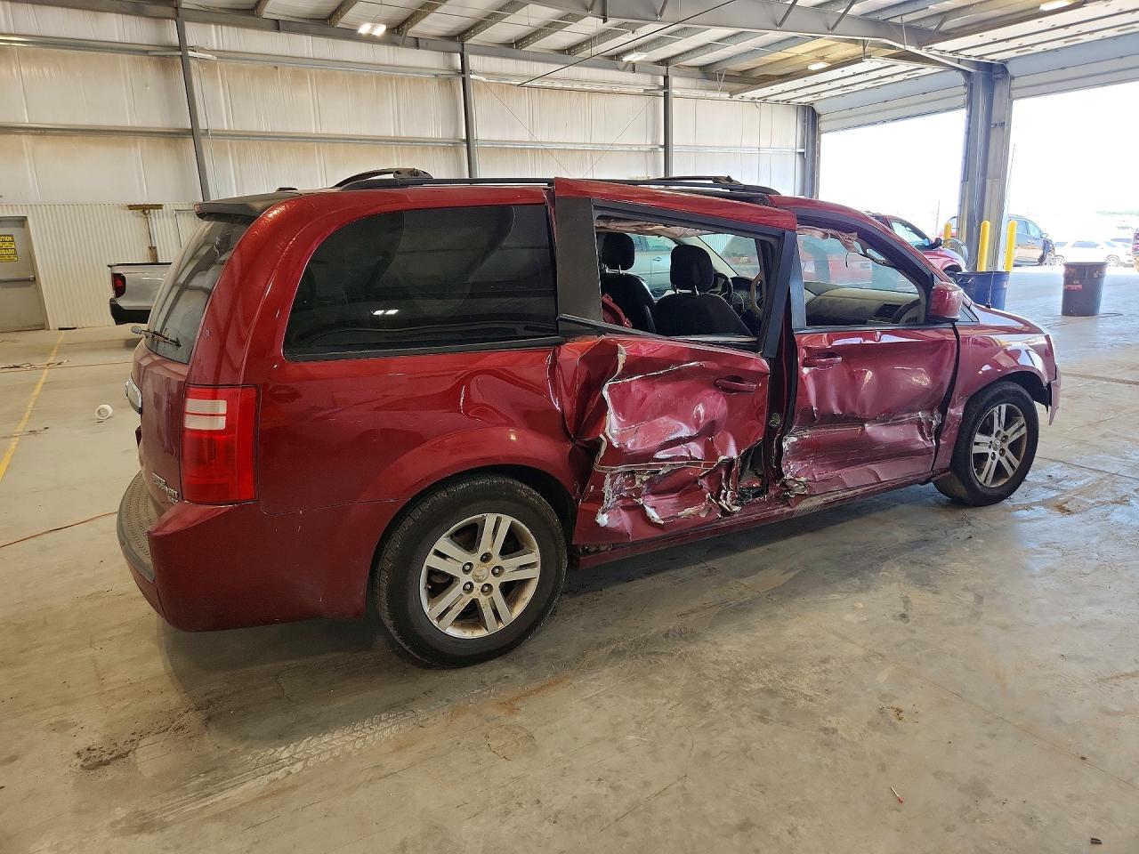 2010 Dodge Grand Caravan Crew Maroon vin: 2D4RN6DX0AR440068