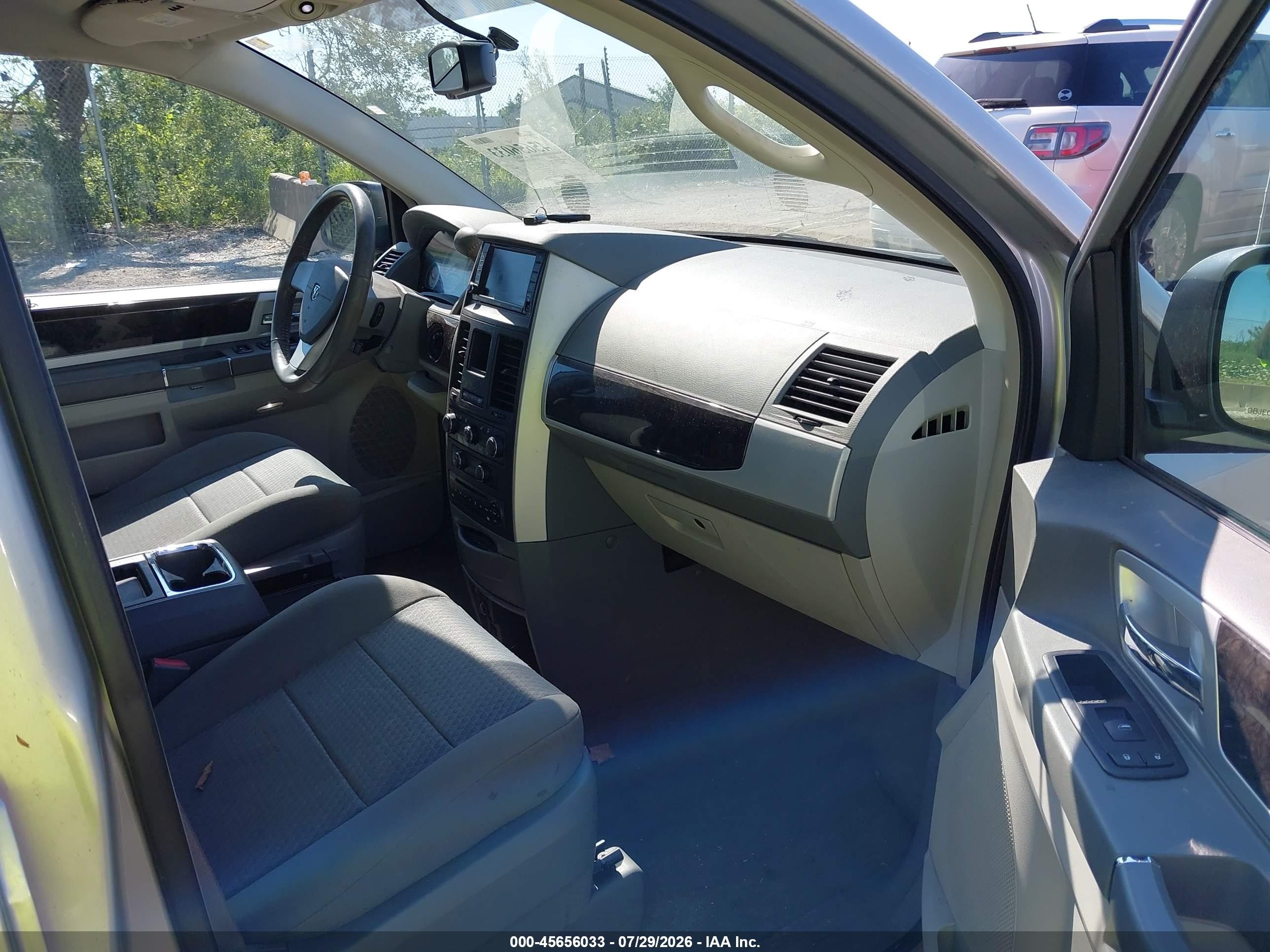2010 Dodge Grand Caravan Crew Silver vin: 2D4RN6DXXAR397424