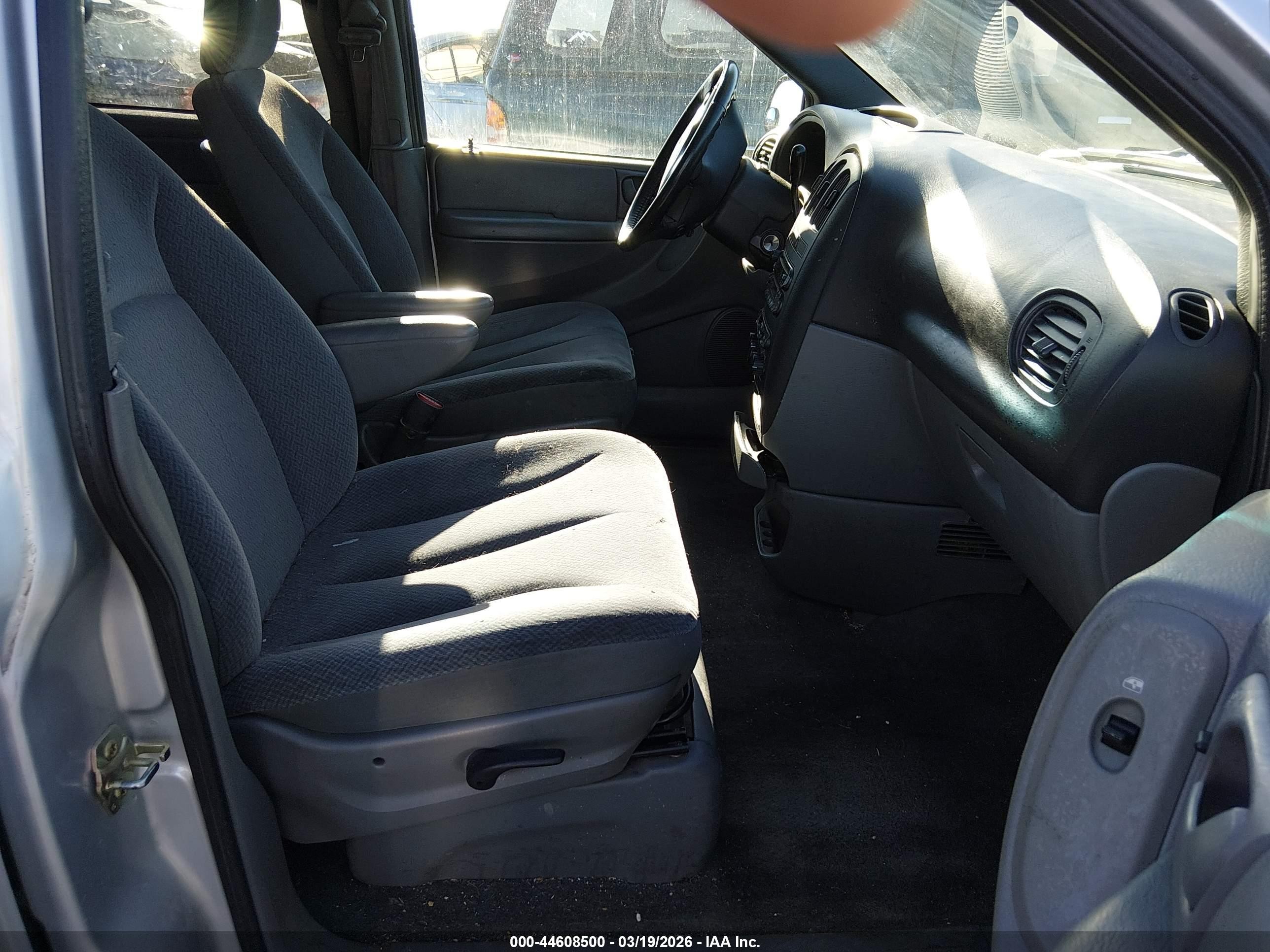 2004 Dodge Grand Caravan Sxt Silver vin: 2D8GP44LX4R561793