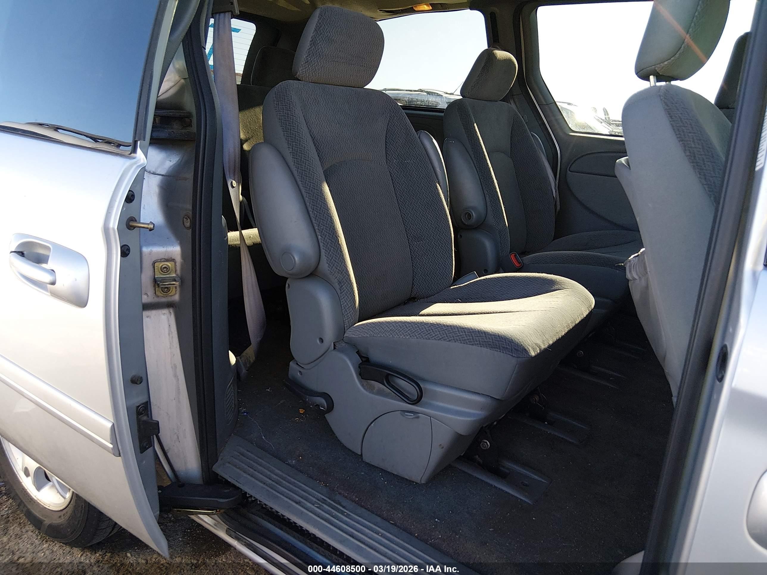 2004 Dodge Grand Caravan Sxt Silver vin: 2D8GP44LX4R561793