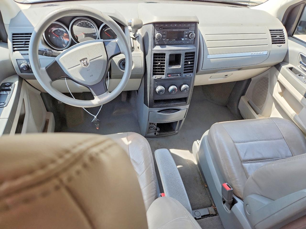 2008 Dodge Grand Caravn Silver vin: 2D8HN44HX8R702440