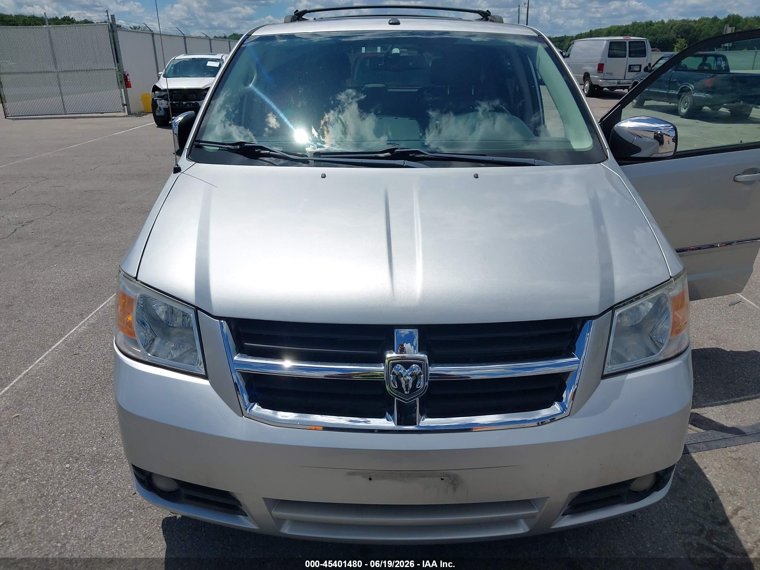 2008 Dodge Grand Caravan Sxt Silver vin: 2D8HN54X78R130174