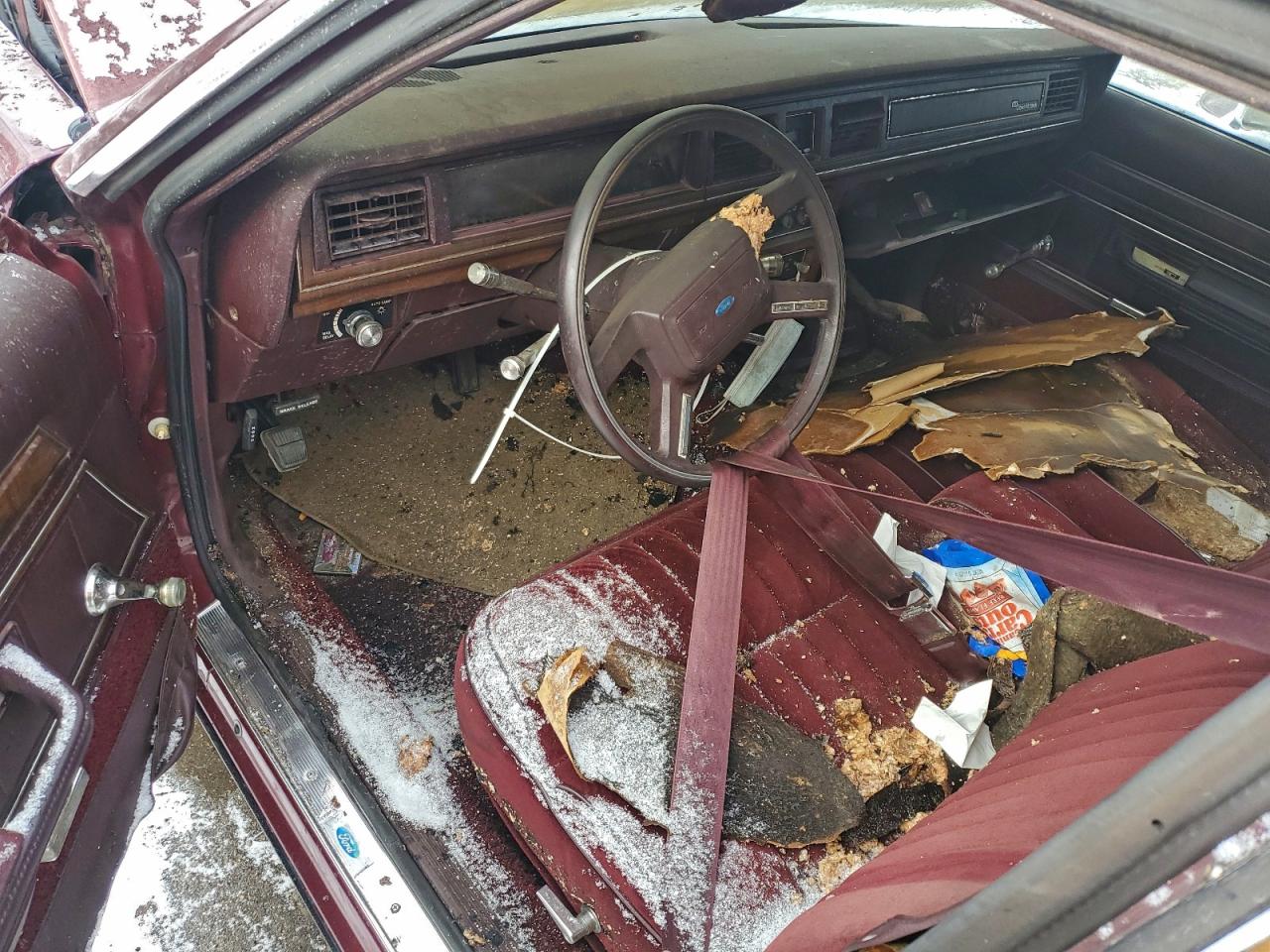 1988 Ford Crown Victoria Maroon vin: 2FABP73F7JX196394