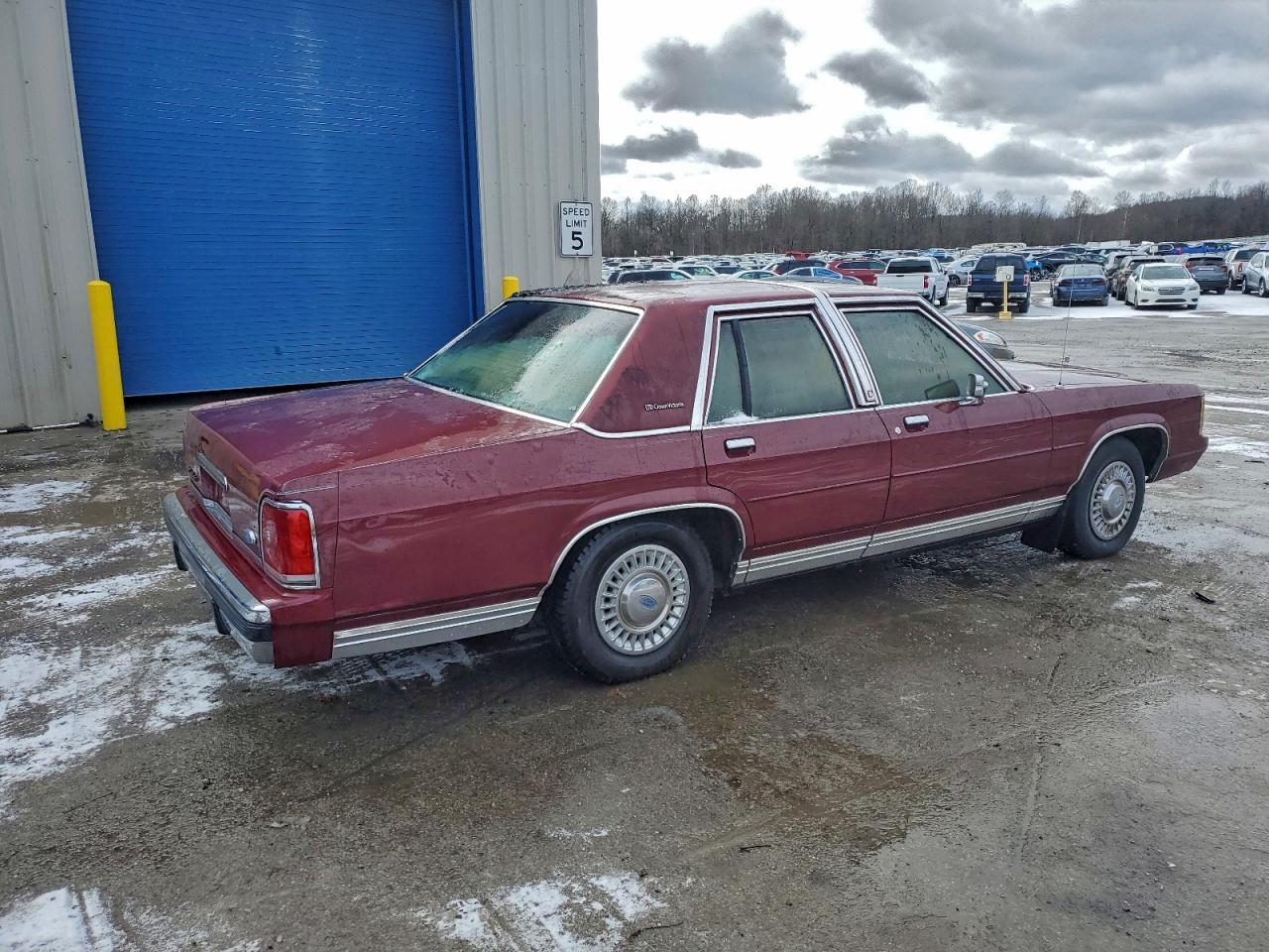 1988 Ford Crown Victoria Maroon vin: 2FABP73F7JX196394