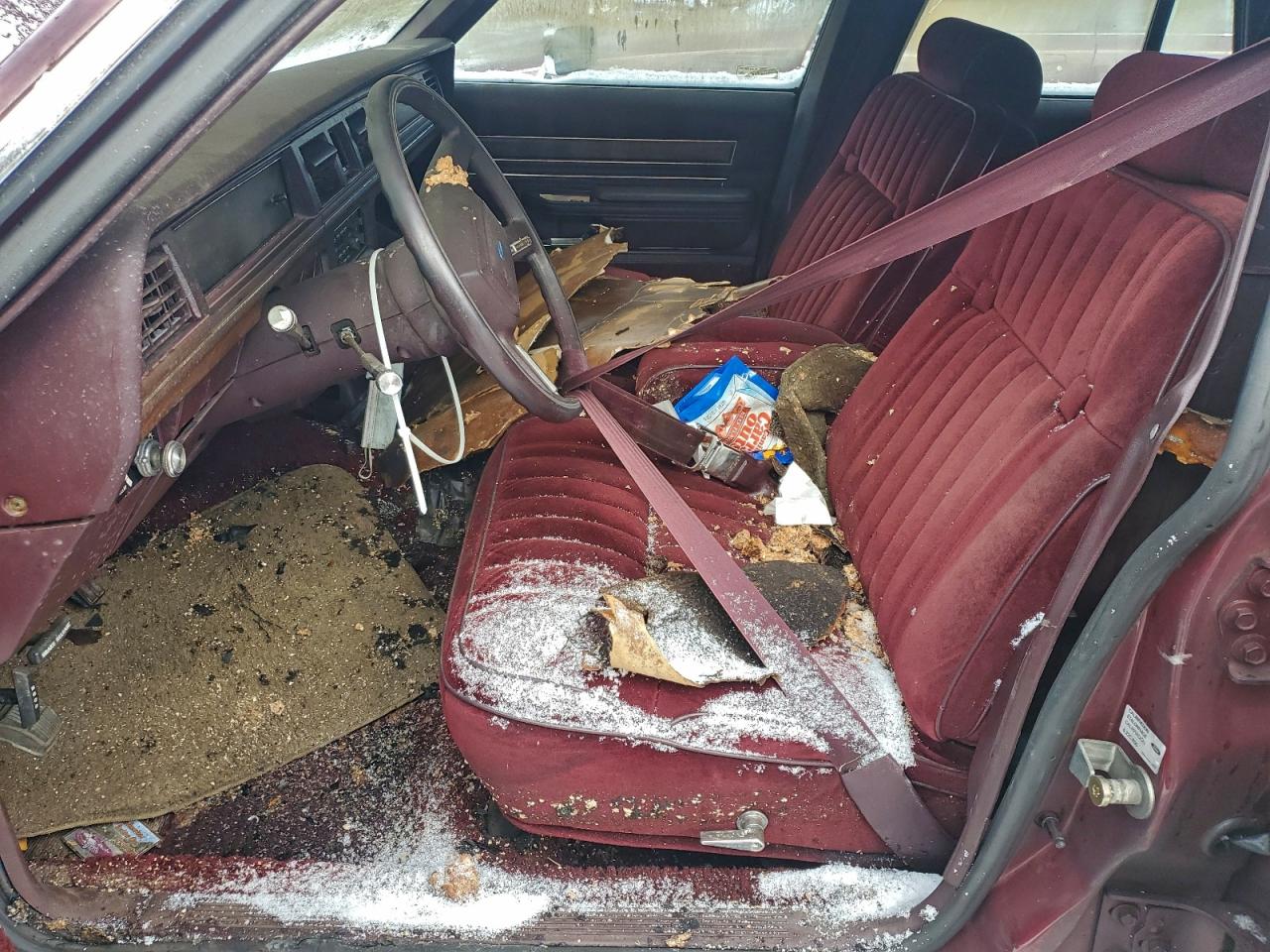 1988 Ford Crown Victoria Maroon vin: 2FABP73F7JX196394