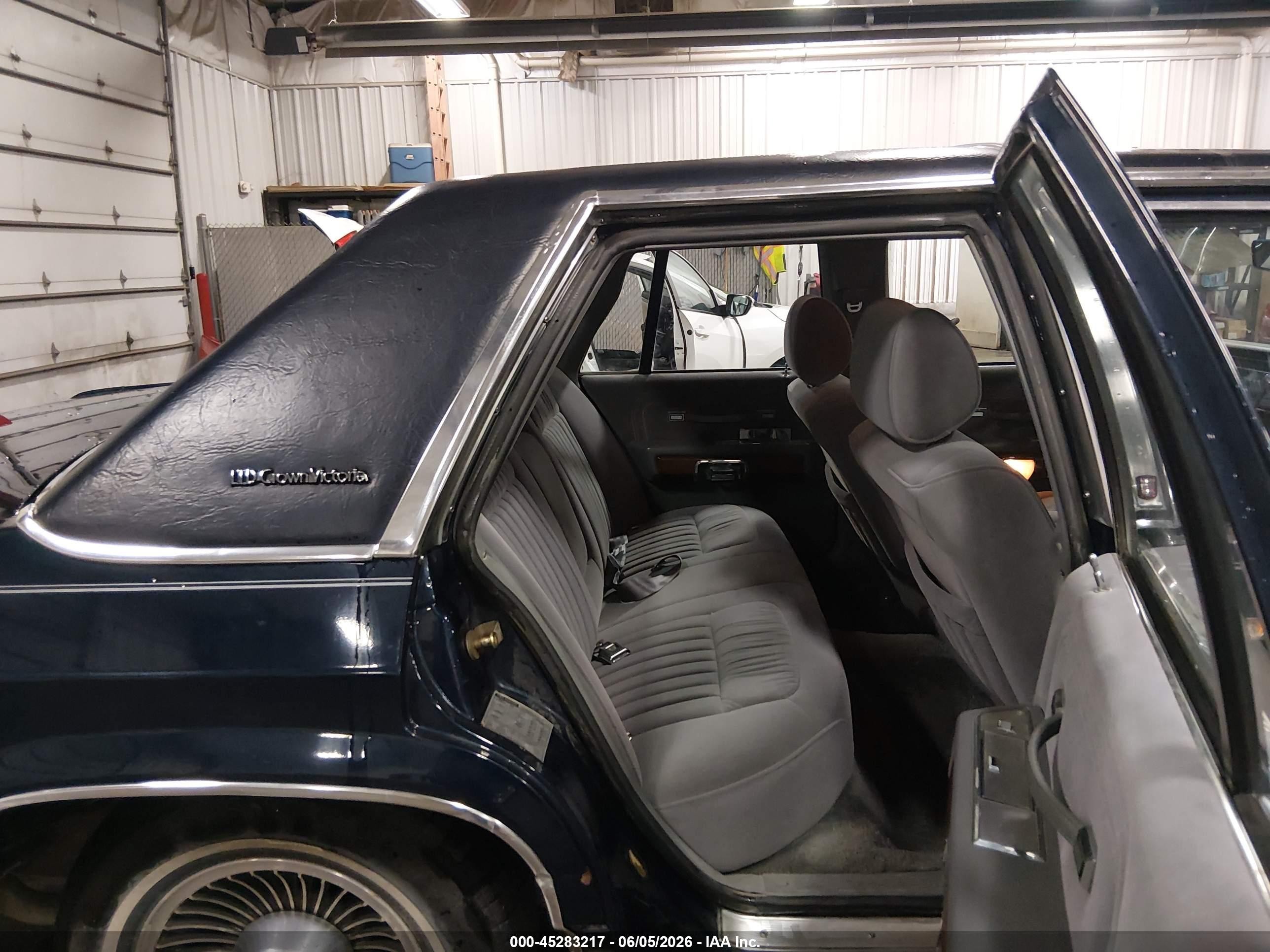 1988 Ford Crown Victoria Lx Blue vin: 2FABP74FXJX170628