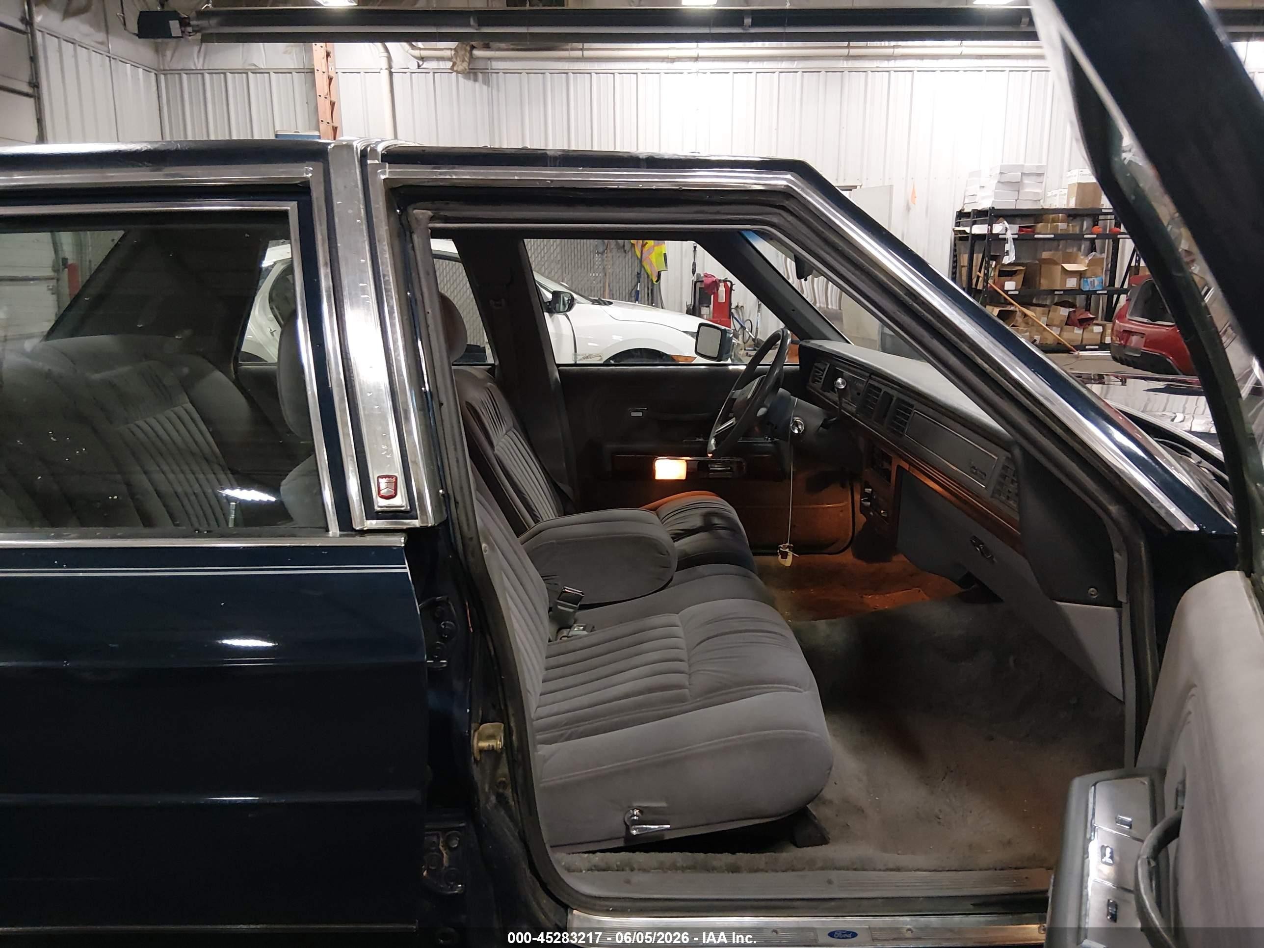 1988 Ford Crown Victoria Lx Blue vin: 2FABP74FXJX170628