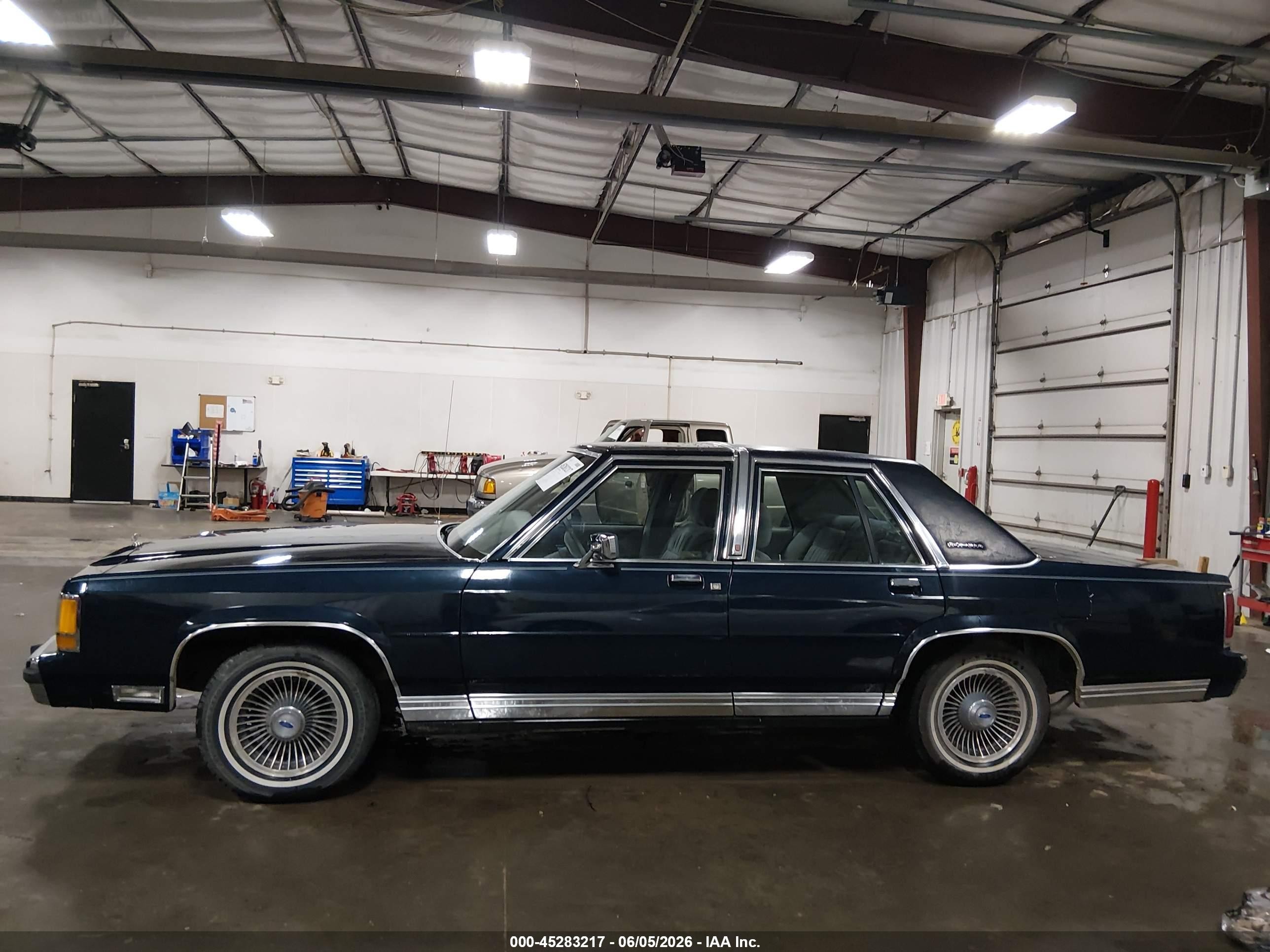 1988 Ford Crown Victoria Lx Blue vin: 2FABP74FXJX170628