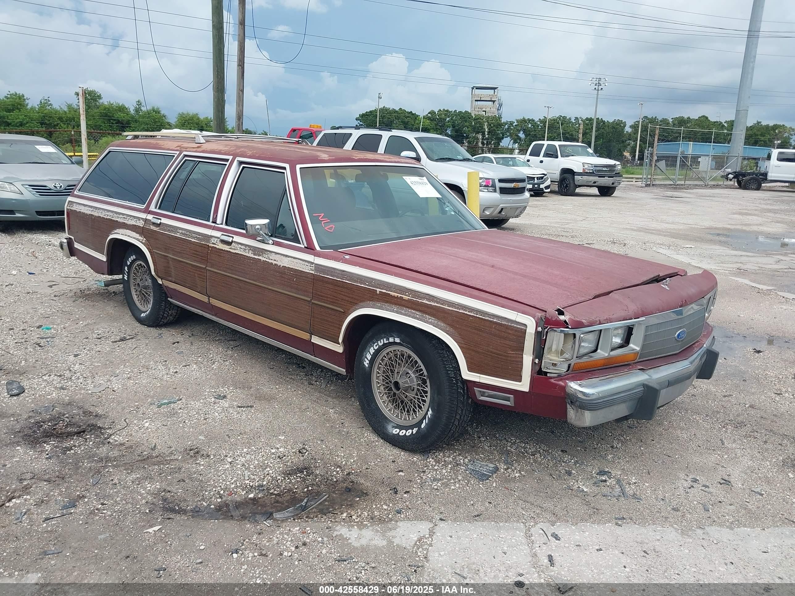 1988 Ford Crown Victoria Country Squire Lx Maroon vin: 2FABP79F3JX156692