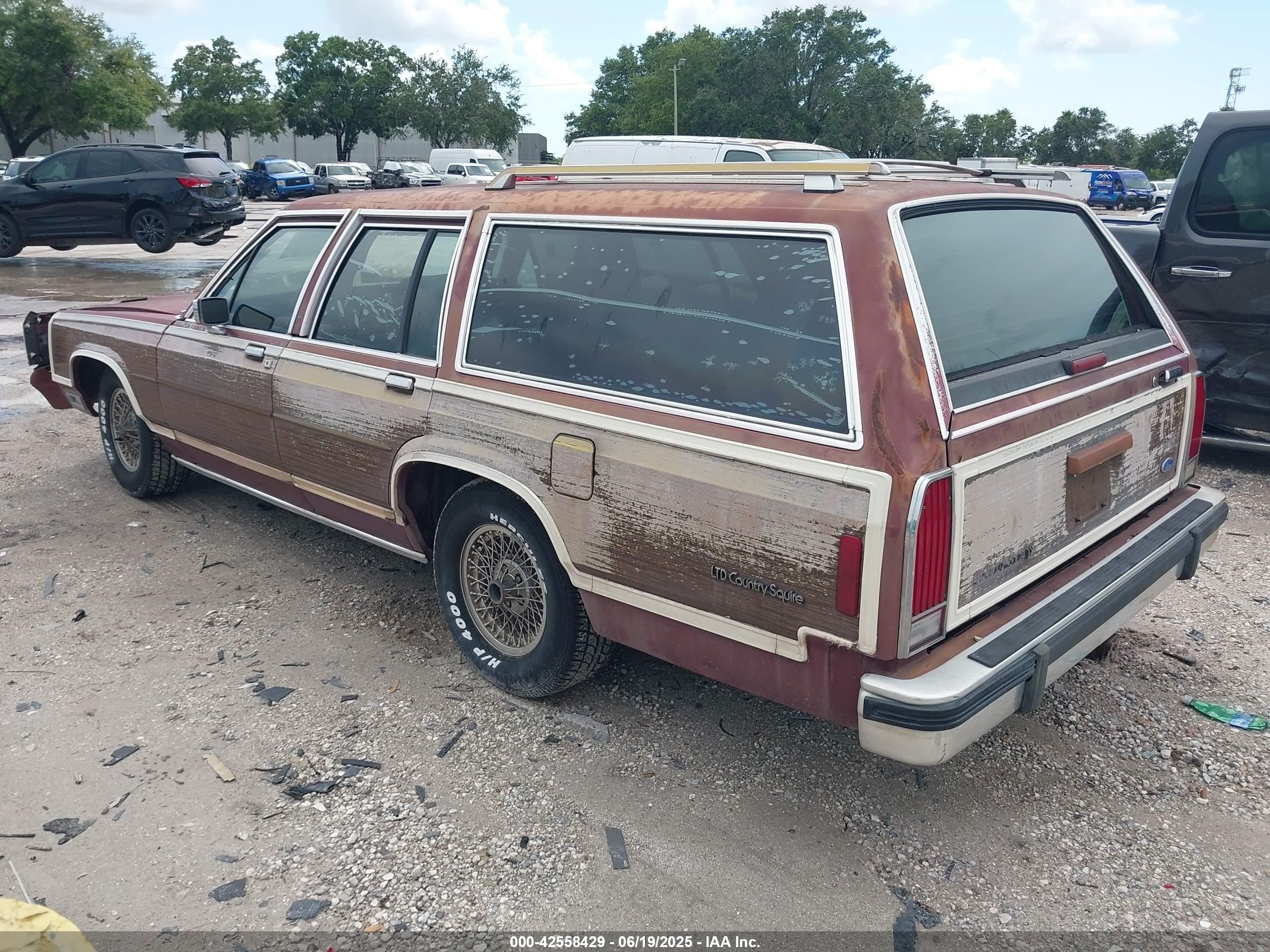 1988 Ford Crown Victoria Country Squire Lx Maroon vin: 2FABP79F3JX156692