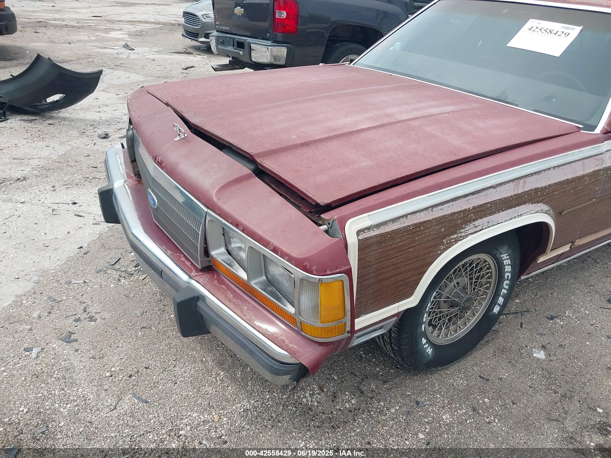 1988 Ford Crown Victoria Country Squire Lx Maroon vin: 2FABP79F3JX156692