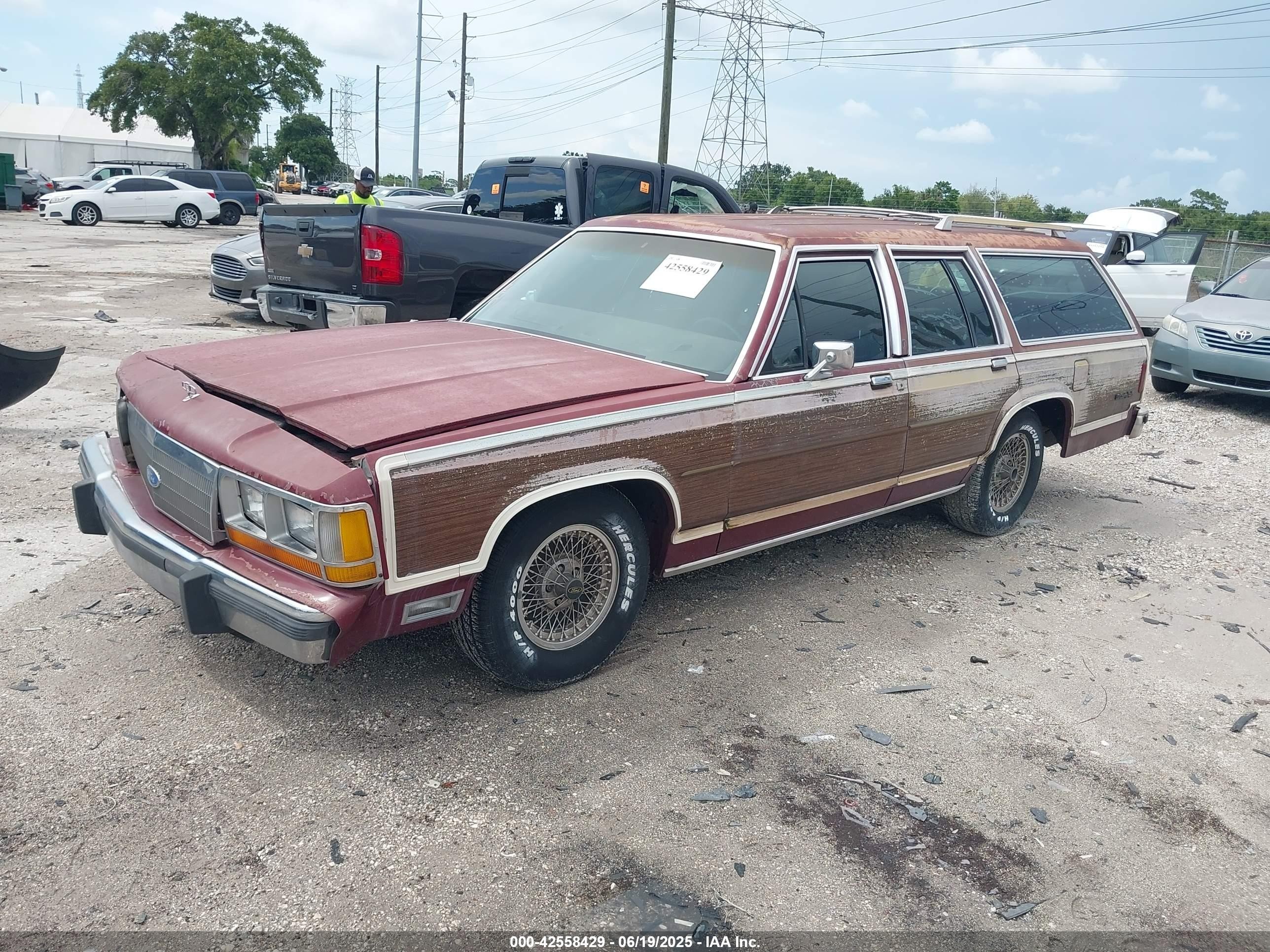 1988 Ford Crown Victoria Country Squire Lx Maroon vin: 2FABP79F3JX156692