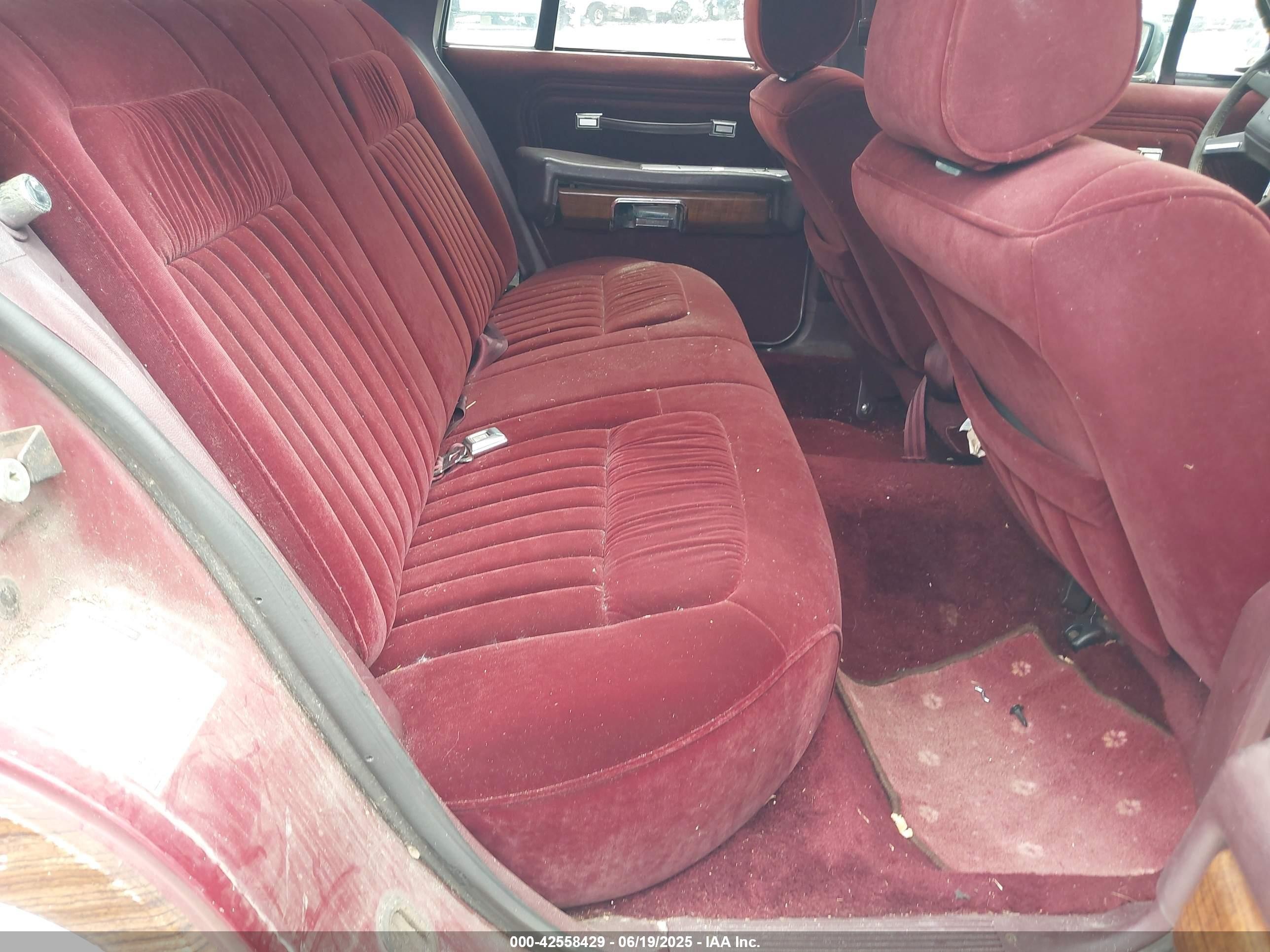 1988 Ford Crown Victoria Country Squire Lx Maroon vin: 2FABP79F3JX156692