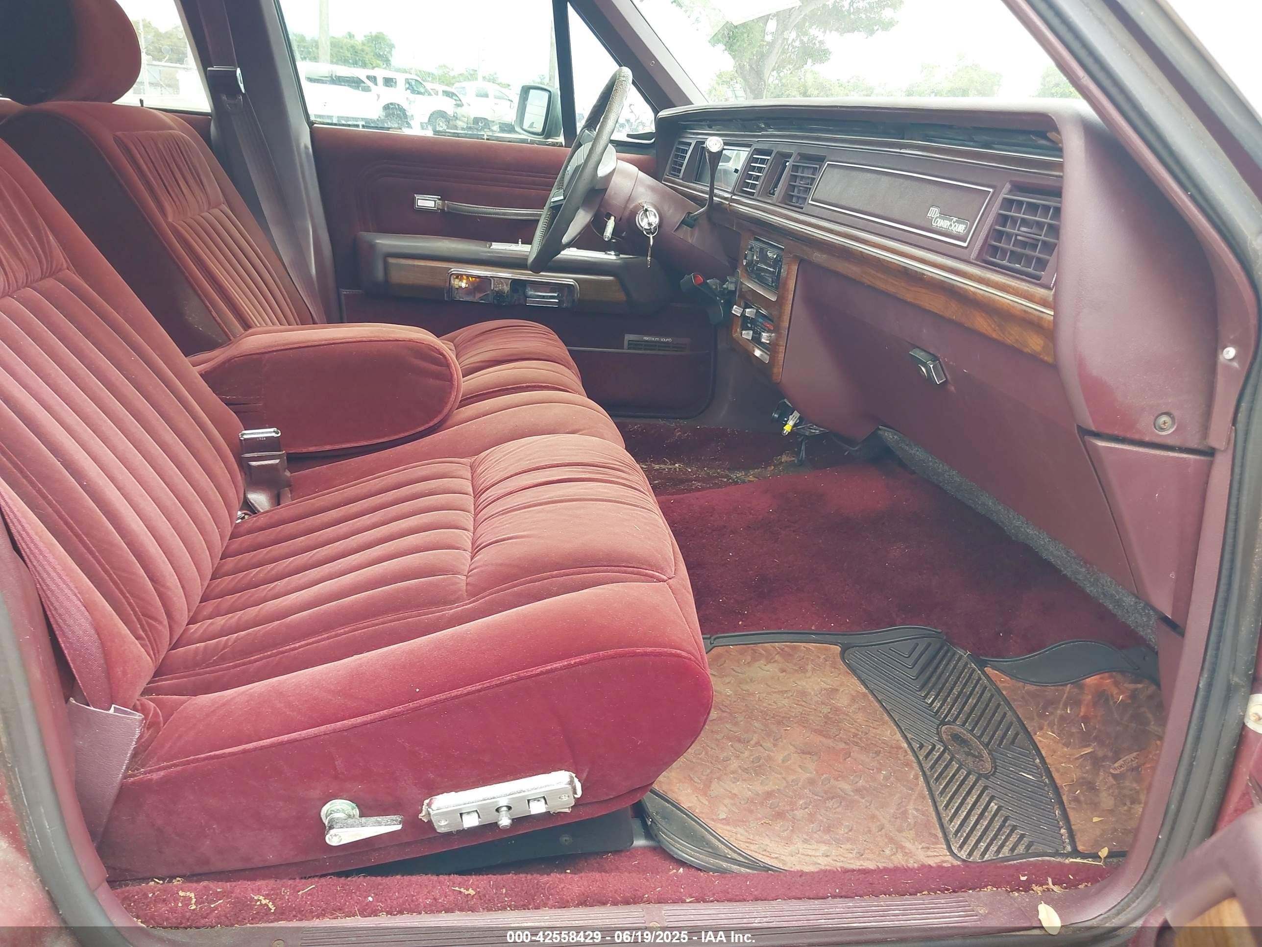 1988 Ford Crown Victoria Country Squire Lx Maroon vin: 2FABP79F3JX156692