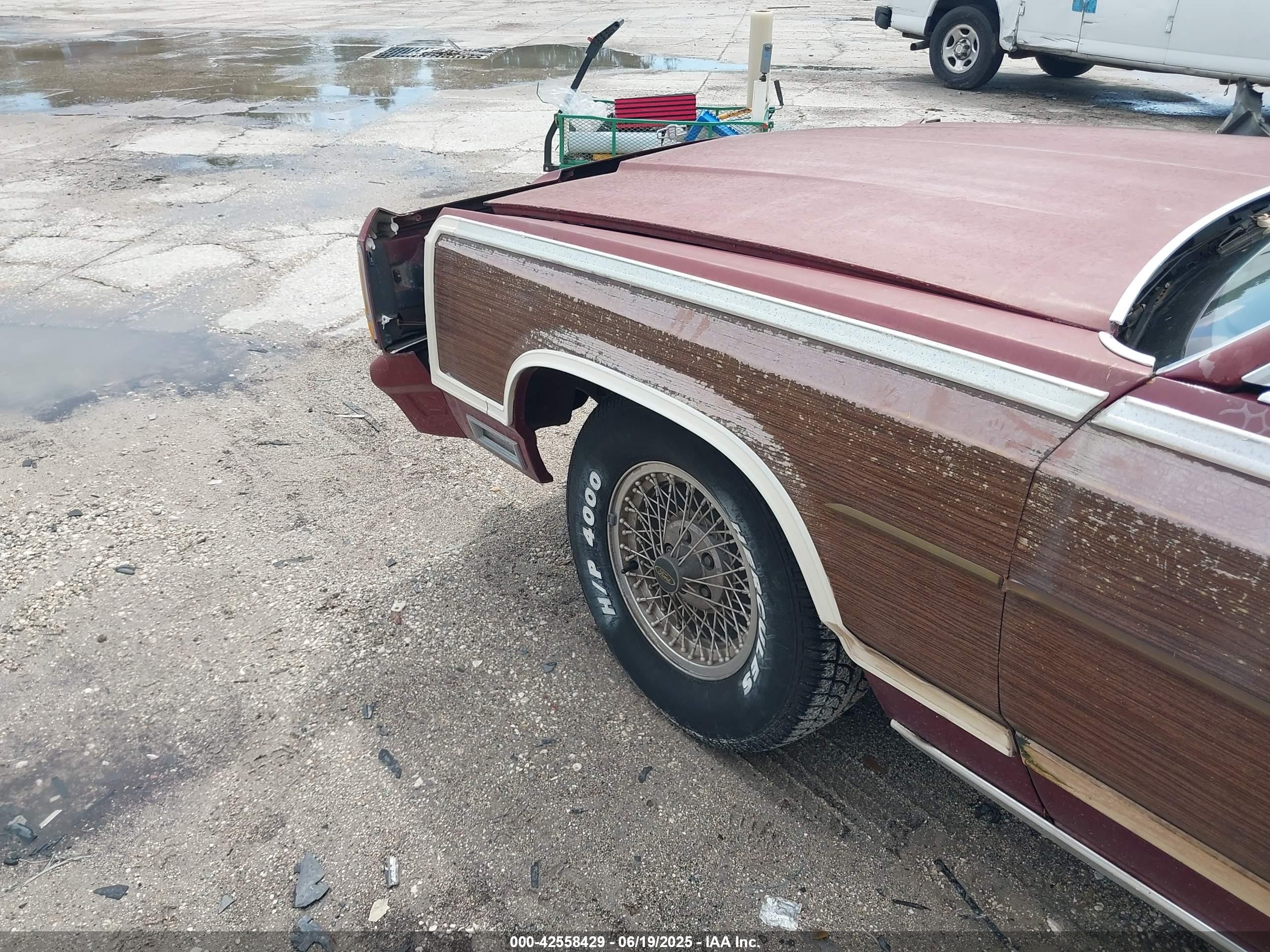 1988 Ford Crown Victoria Country Squire Lx Maroon vin: 2FABP79F3JX156692