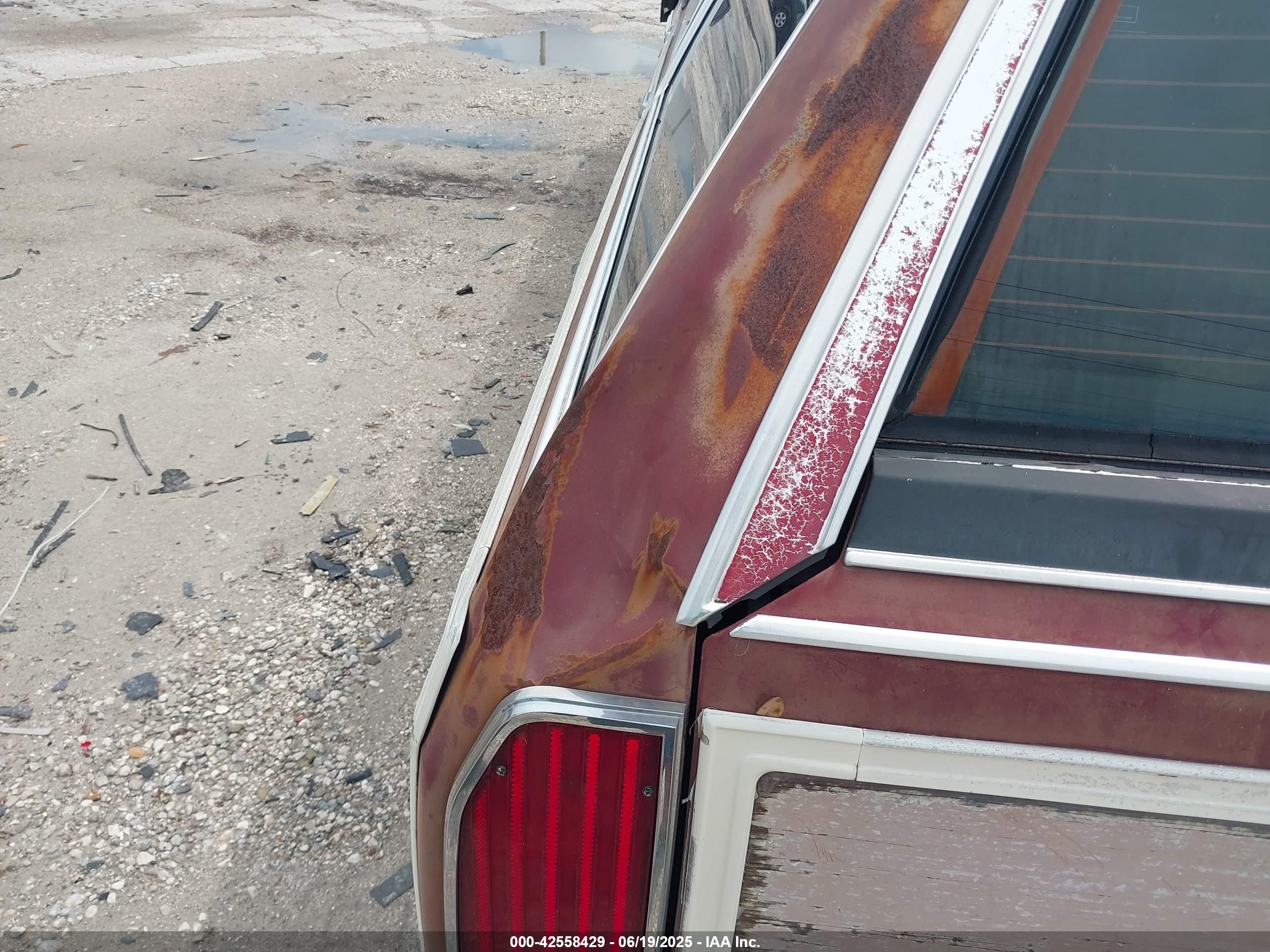 1988 Ford Crown Victoria Country Squire Lx Maroon vin: 2FABP79F3JX156692