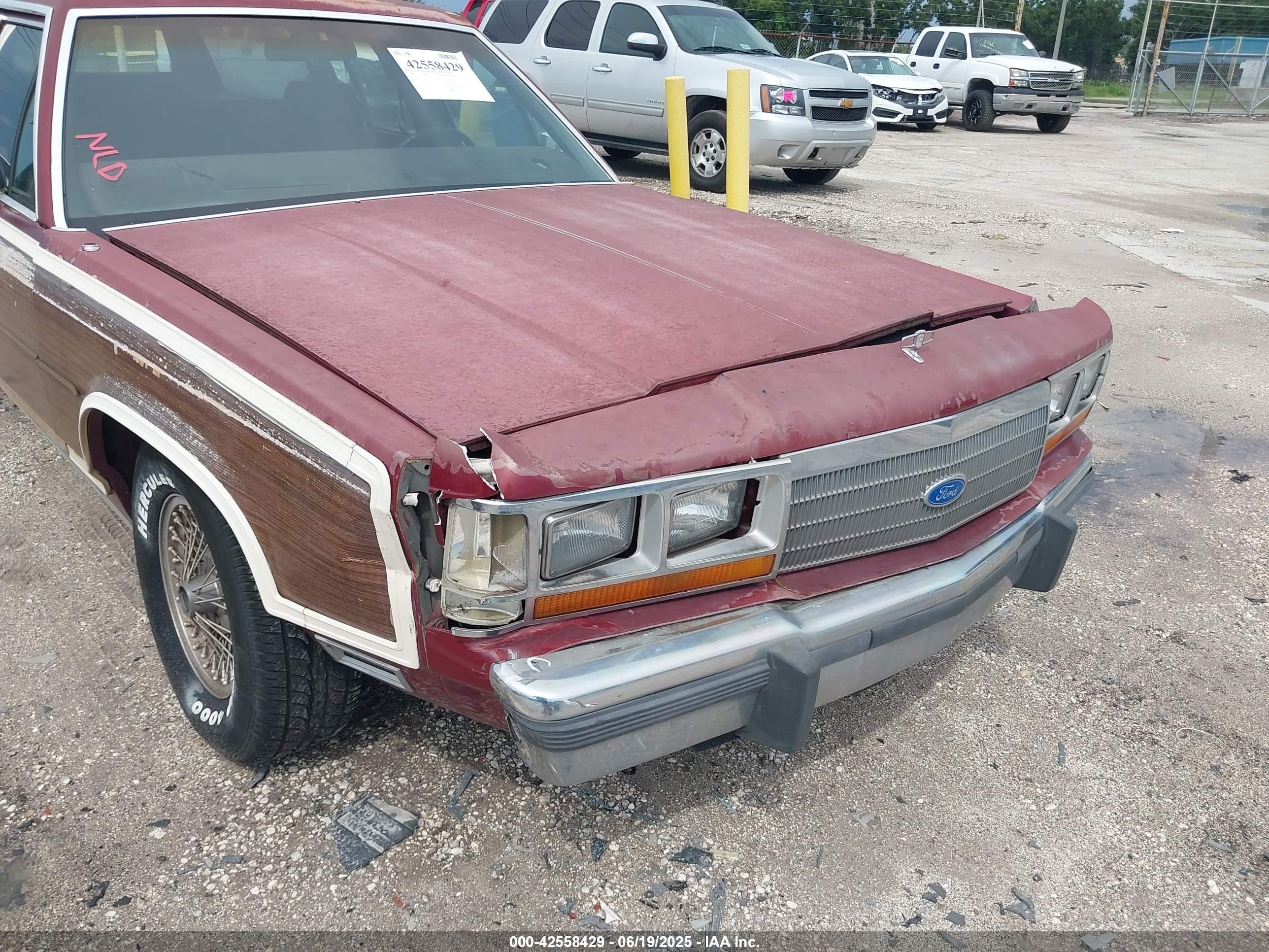 1988 Ford Crown Victoria Country Squire Lx Maroon vin: 2FABP79F3JX156692