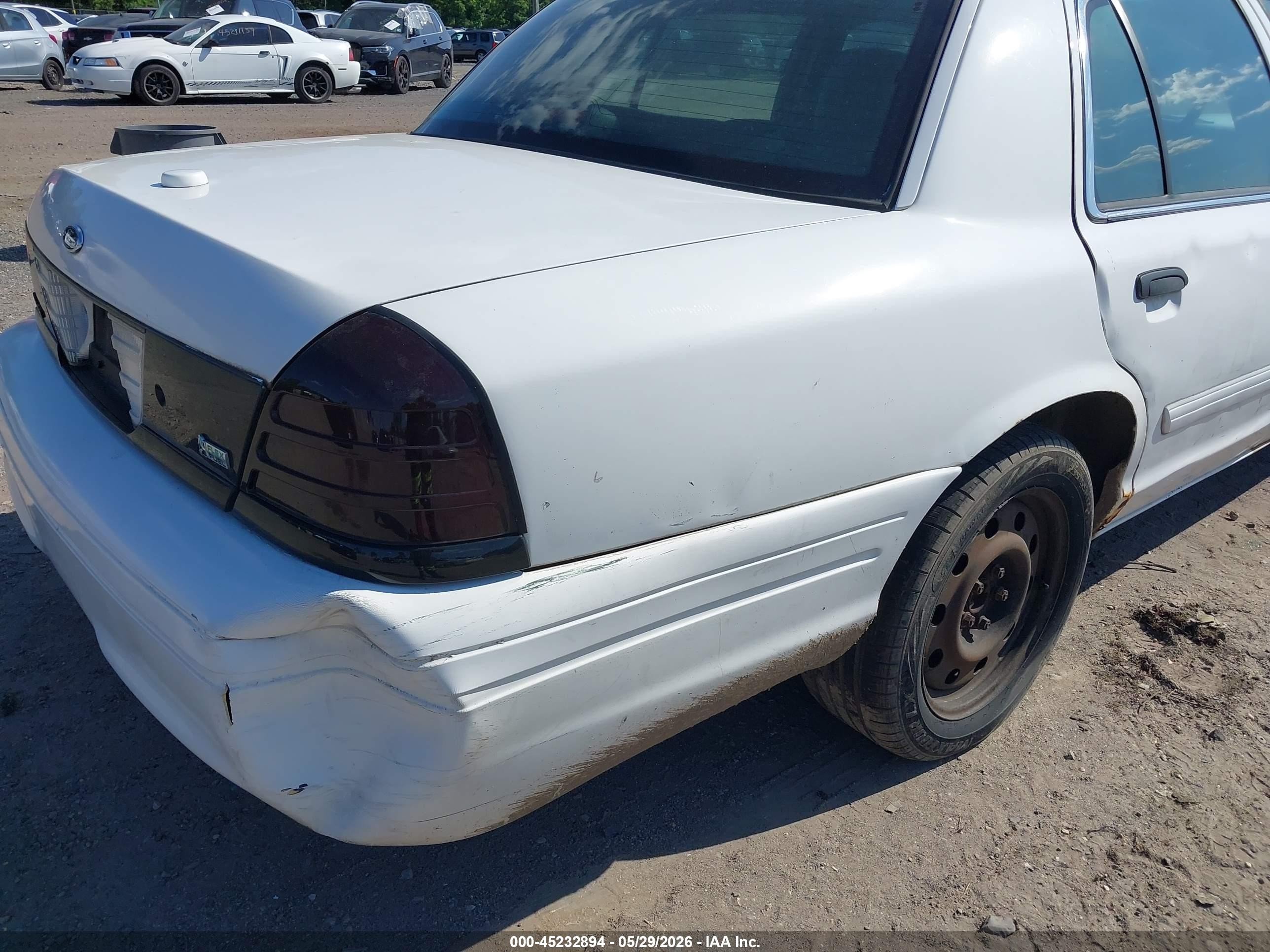 2011 Ford Crown Victoria Commercial Long Wheelbase Белый vin: 2FABP7AV0BX103999