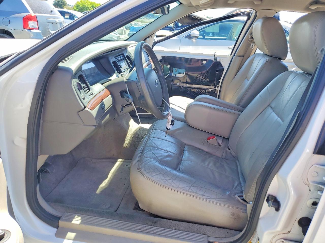 2011 Ford Crown Victoria Lx White vin: 2FABP7EV1BX127139