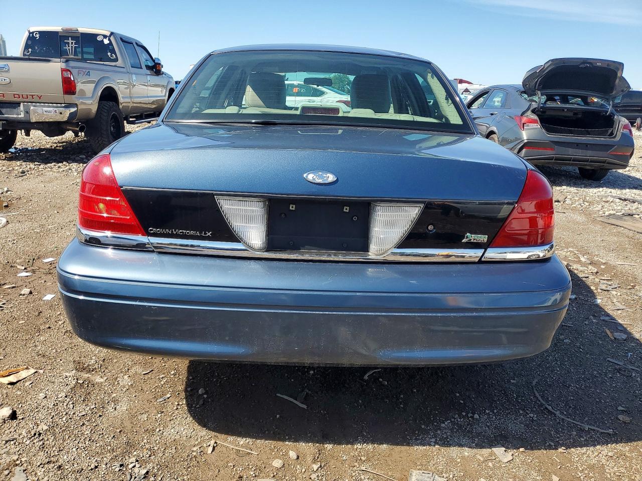 2011 Ford Crown Victoria Lx Blue vin: 2FABP7EV5BX132537