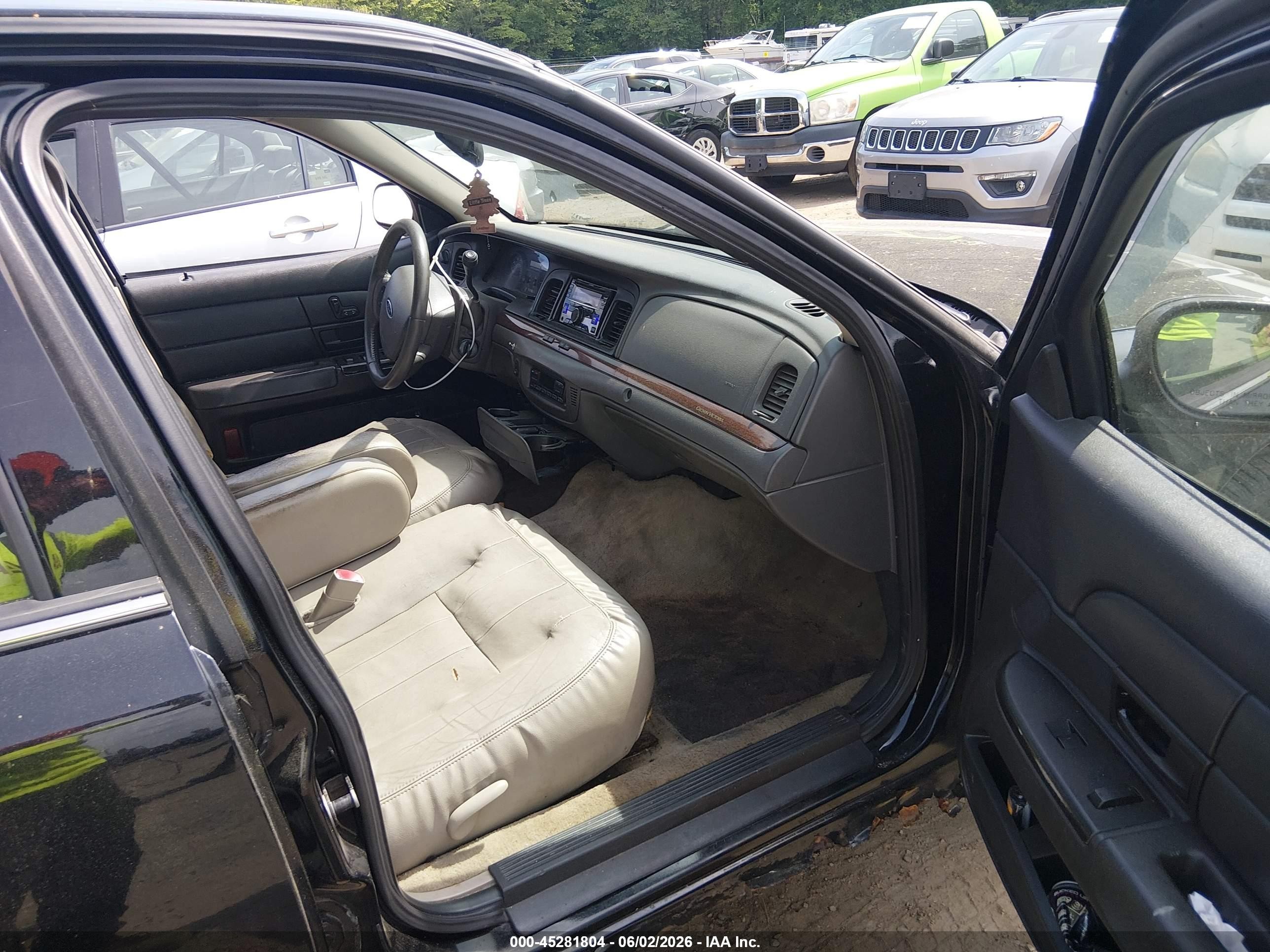 2011 Ford Crown Victoria Lx Черный vin: 2FABP7EVXBX147826
