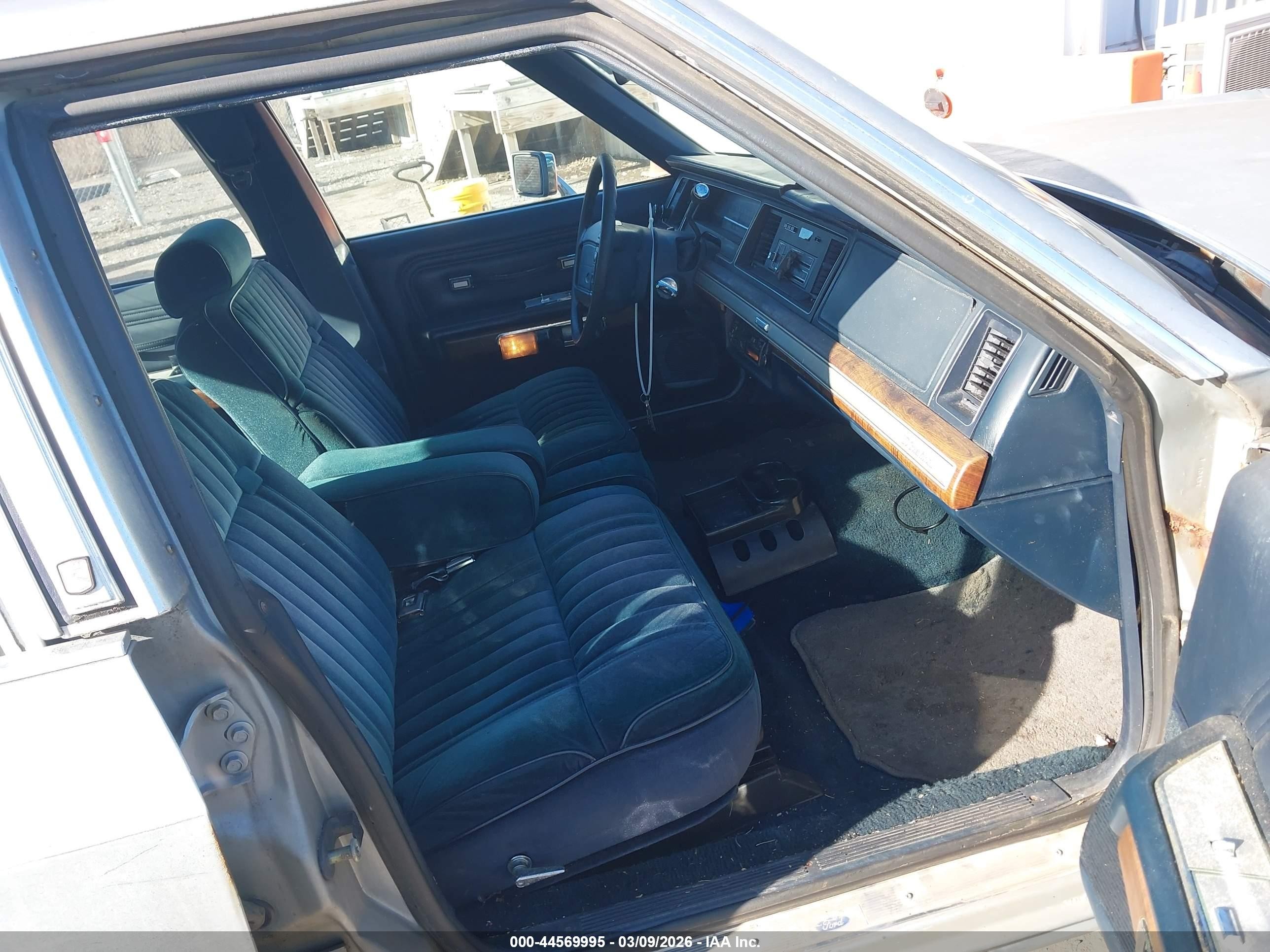 1990 Ford Crown Victoria   Silver vin: 2FACP73F3LX151606